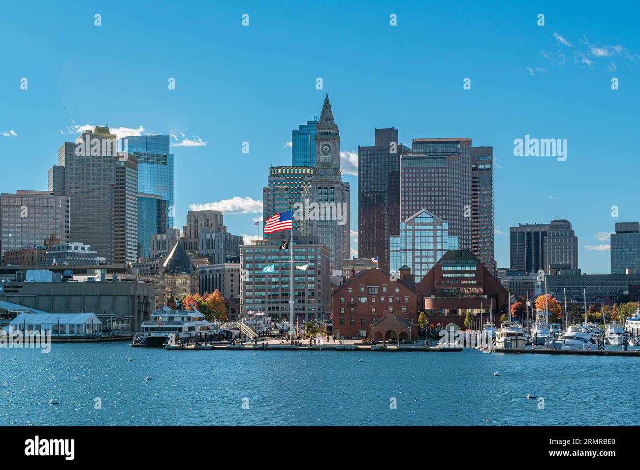 Die Skyline von Boston wurde an einem sonnigen Herbsttag aus dem Meer genommen und zeigt den Long Wharf Park und das Finanzviertel Stockfoto