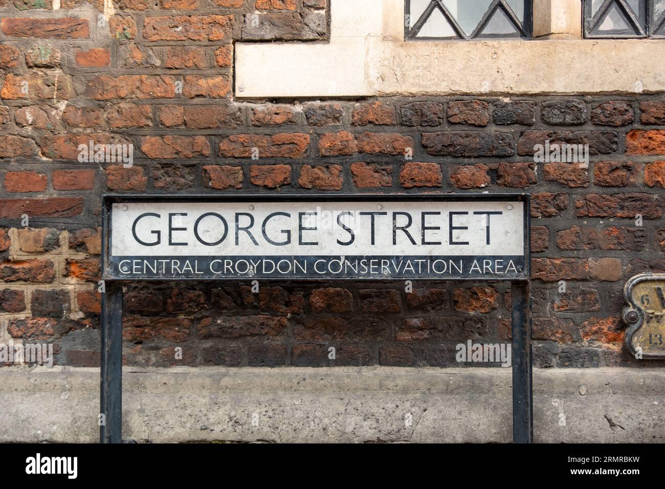 CROYDON, LONDON – 29. AUGUST 2023: Schild zur George Street im Central Croydon Conservation Area Stockfoto