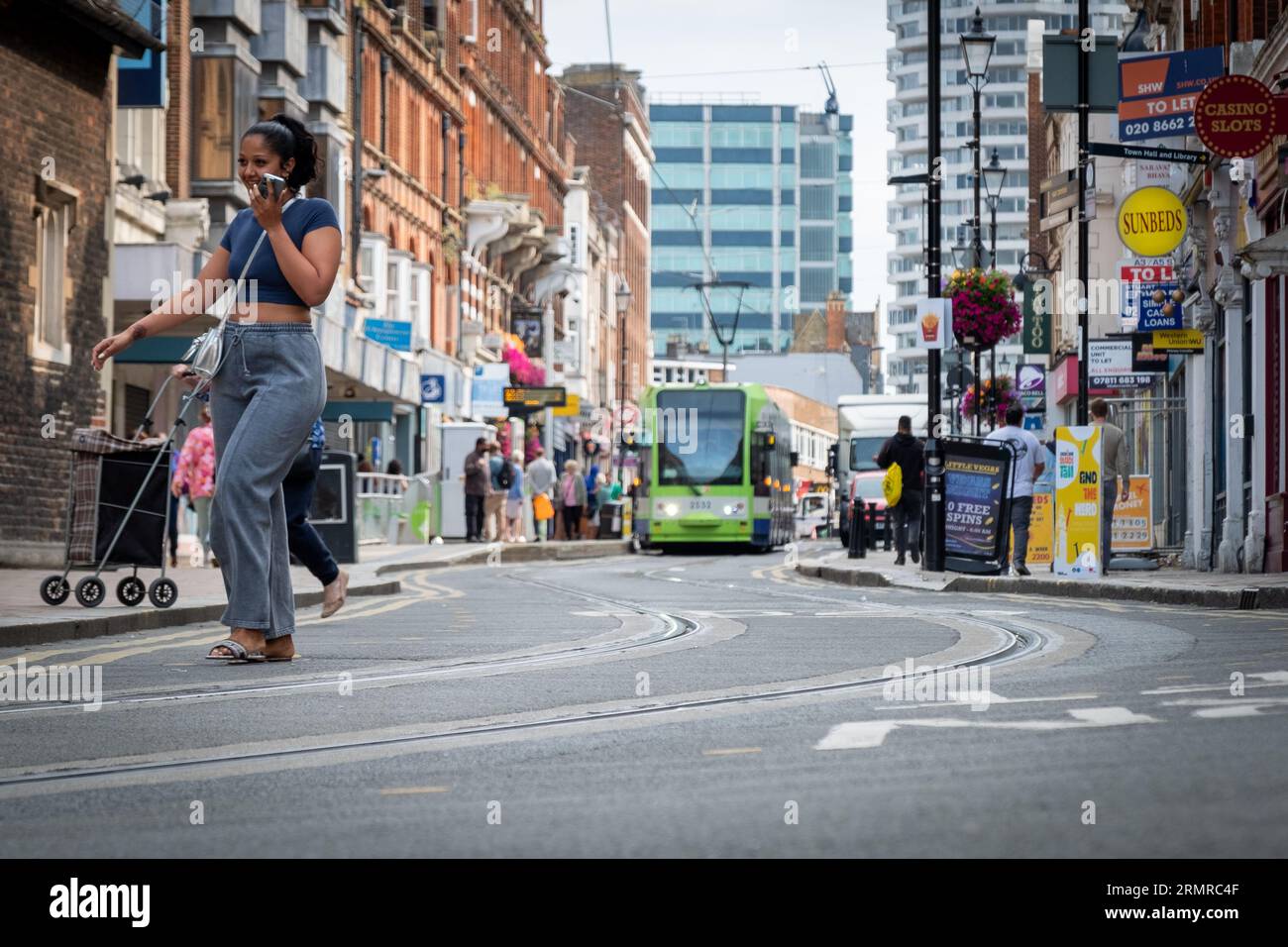 CROYDON, LONDON - 29. AUGUST 2023: Tramlink an der George Street im Stadtzentrum von Croydon Stockfoto