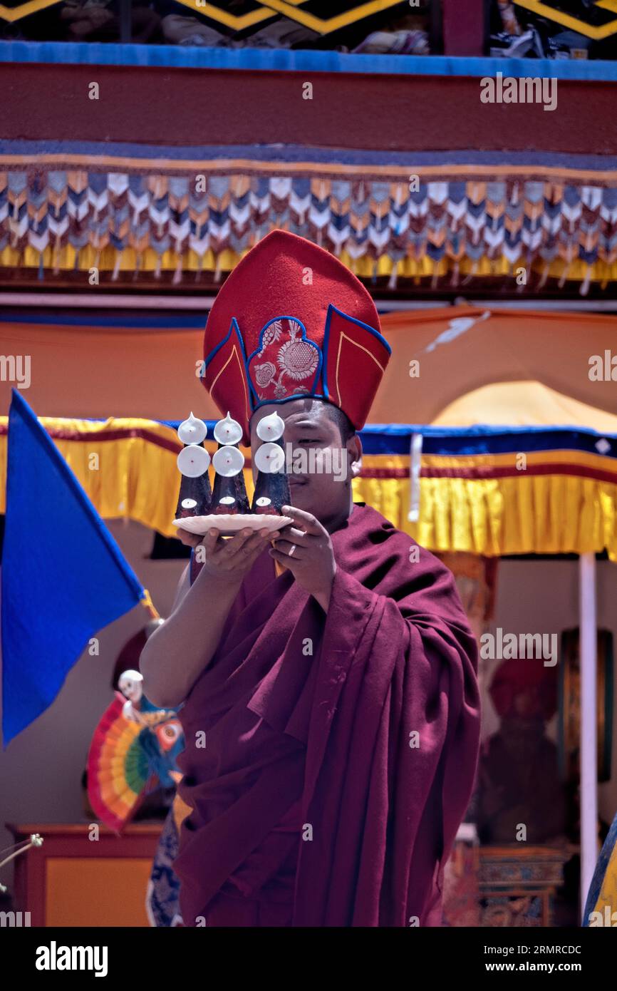 Mönch mit Butterkerzen beim Takthok Tsechu Festival in Sakti, Ladakh, Indien Stockfoto