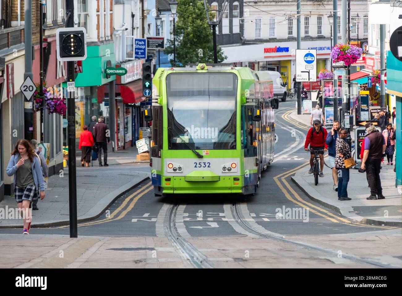 CROYDON, LONDON - 29. AUGUST 2023: Tramlink an der George Street im Stadtzentrum von Croydon Stockfoto