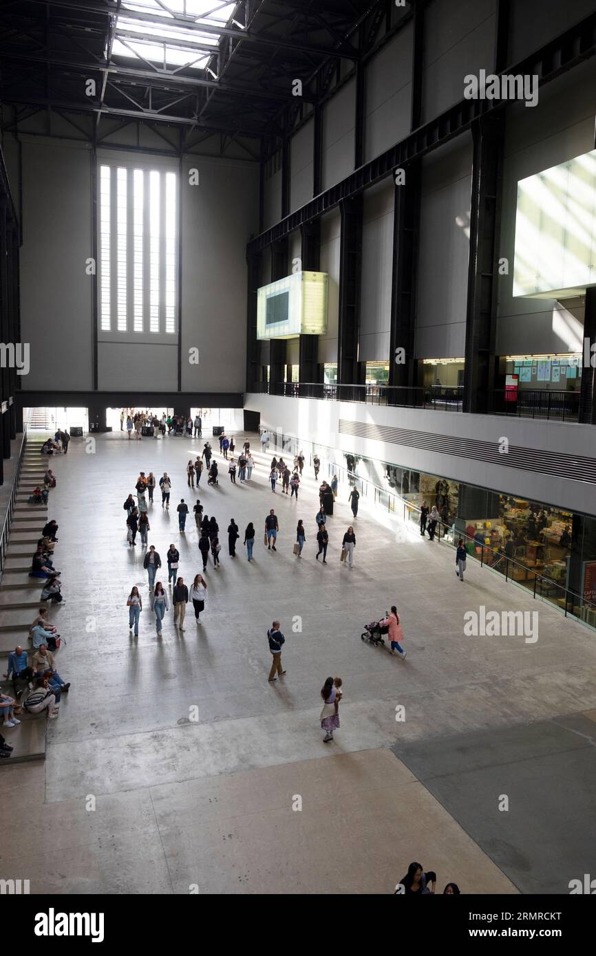 Vertikale Ansicht der Menschen in der Turbine Hall Tate Modern Art Gallery London England Großbritannien 2023 Großbritannien KATHY DEWITT Stockfoto