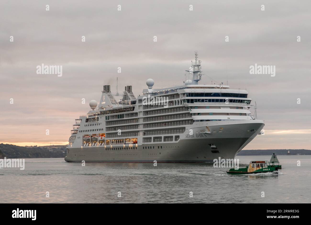 Cobh, Cork, Irland. 30. August 2023. Kreuzfahrtschiff Silver Dawn dampft den Fluss hinauf zum Tiefwasserplatz in Ringaskiddy, Co Cork, Irland - Credit; David Creedon / Alamy Live News Stockfoto