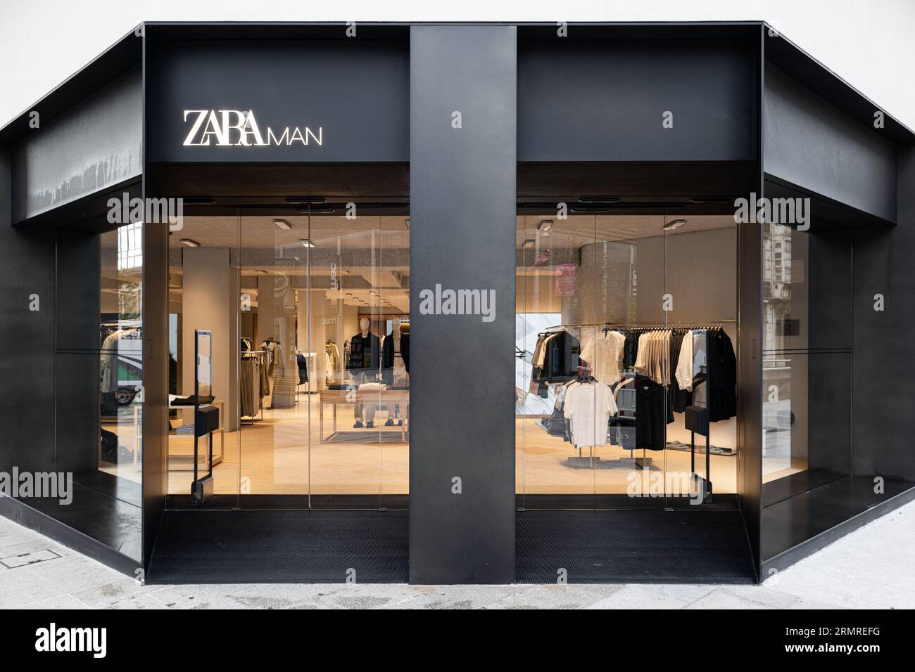 Coruna, Spanien; 29. august 2023: Fassadengeschäft von Zara man Stockfoto