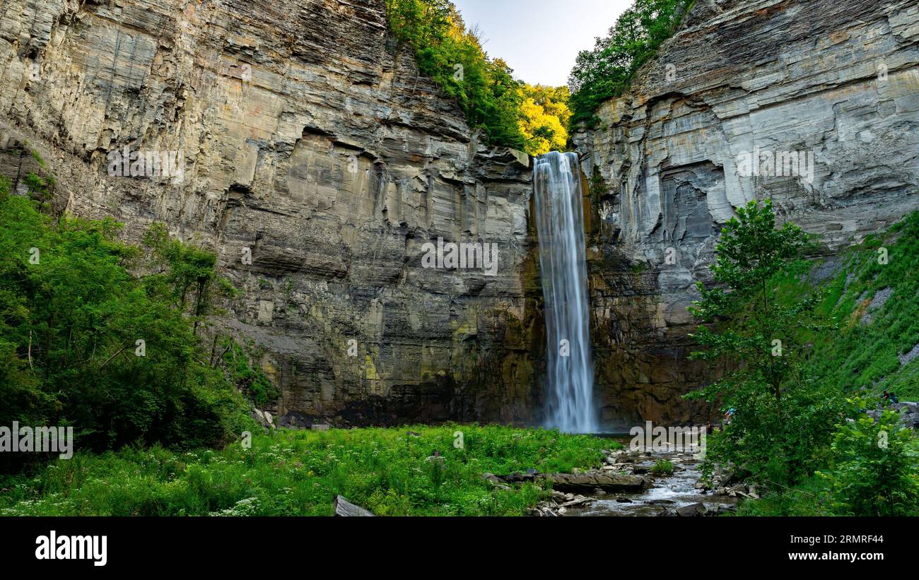 Ein malerischer Blick auf einen Wasserfall im Taughannock Falls State Park. Stockfoto