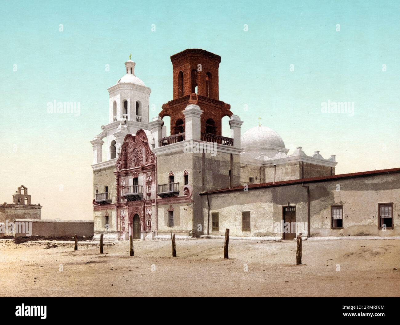 Weiße Taube der Wüste, Mission San Xavier del Bac ist eine alte spanische Missionskirche und liegt 16 km südlich von Tucson in Arizona, USA, Historisch, digital verbesserte Reproduktion eines Photochromedruck aus dem Jahre 1898 / Weiße Taube der Wüste, Mission San Xavier del Bac ist eine alte spanische Missionskirche, die sich 16 Kilometer südlich von Tucson in Arizona, USA, befindet. die historische, digital verbesserte Reproduktion eines Fotochromdrucks aus dem Jahr 1898 Stockfoto