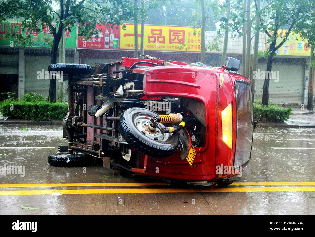 (140719) -- QINZHOU, 19. Juli 2014 (Xinhua) -- Foto vom 19. Juli 2014 zeigt ein umgestürztes Fahrzeug aufgrund des Supertyphoons Rammasun in der Stadt Qinzhou der autonomen Region Guangxi Zhuang. Der Taifun Rammasun, der neunte in diesem Jahr und der stärkste seit Jahrzehnten, machte am Samstag um 7:10 Uhr im südwestchinesischen Guangxi seine letzte Landzunge und packte Stürme von bis zu 48 Metern pro Sekunde, sagte das National Meteorological Center (NMC) in einer Erklärung. (Xinhua/Zhang Ailin) (wf) CHINA-GUANGXI-QINZHOU-TYPHOON RAMMASUN (CN) PUBLICATIONxNOTxINxCHN QINZHOU 19. Juli 2014 XINHUA Foto aufgenommen AM 19. Juli 201 Stockfoto