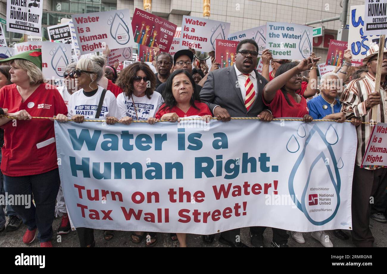 Mitglieder der National Nurses United, der Michigan Welfare Rights Organization, des People s Water Board und anderer lokaler Gruppen, Klerus und Unterstützer gehen am 18. Juli 2014 auf die Straße in Detroit, USA. Protest gegen Wasserabsperrungen in der Stadt durch die Detroit Water and Sewerage Department (DWSD). DWSD sagte im März, dass es Häuser in Detroit mit überfälligen Rechnungen von 150 Dollar oder mehr als zwei Monaten Verspätung ansprechen würde. Seit dem Frühjahr hat es mehr als 15.000 Häuser mit Wasser versorgt. (Xinhua/James Fassinger) US-DETROIT-WATER-SHUT-OFF-PROTEST GEGEN PUBLICATIONxNOTxINxCHN Members of National Stockfoto