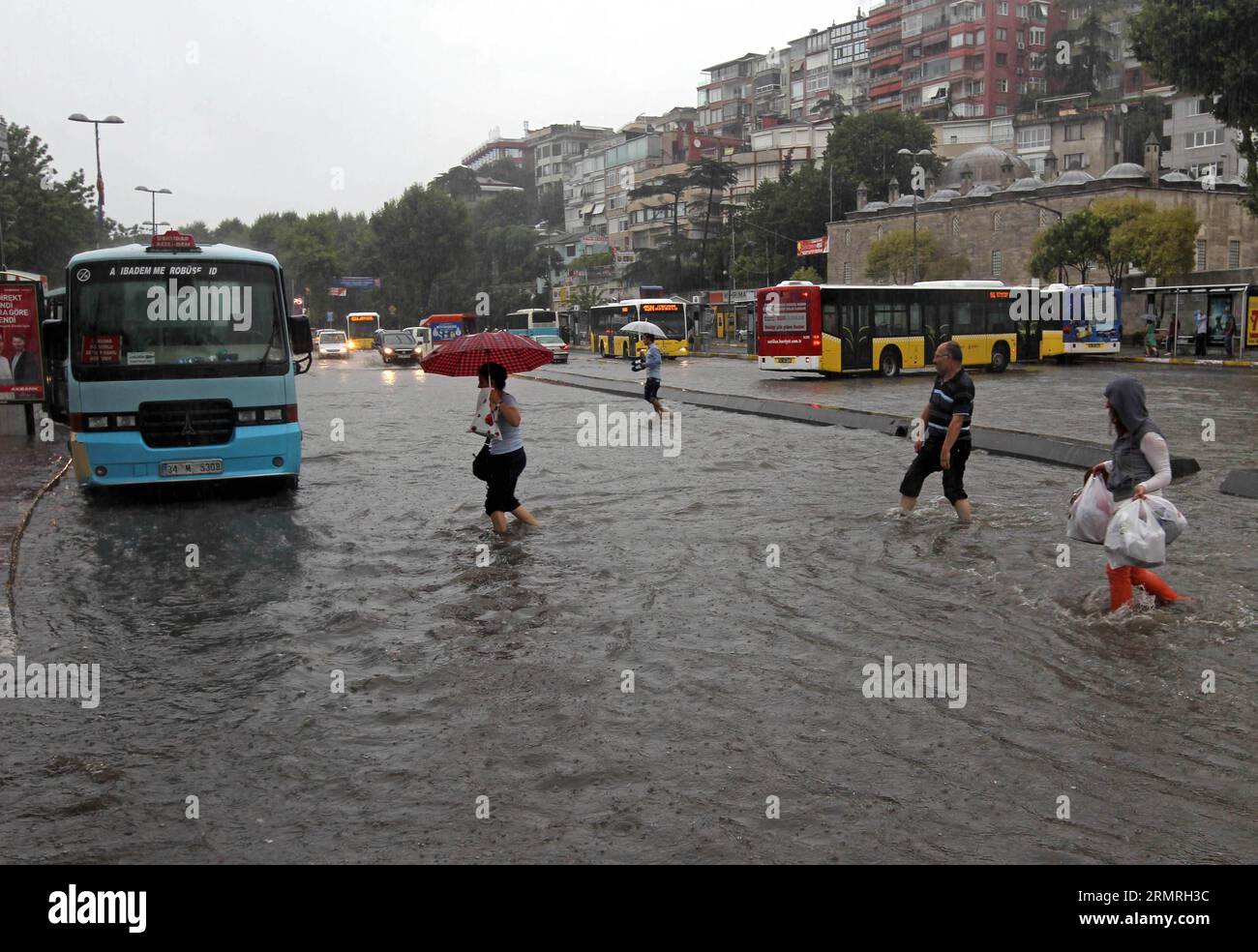 (140719) -- ISTANBUL, 19. Juli 2014 (Xinhua) -- Menschen gehen auf der überfluteten Straße in Istanbul, Türkei, am 19. Juli 2014. Starke Regenfälle lösten Sturzfluten in einigen Gebieten Istanbuls aus. Die Hauptstraßen von Seveal waren seit Tagesbeginn durch Überschwemmungen durchflutet. Regenfälle strömten in den Bosphrous im Uskudar-Distrikt, was die Unterscheidung von Land und Meer schwierig machte. Die Schauer werden noch einige Tage anhalten. (Xinhua/Cihan) TÜRKEI-ISTANBUL-NIEDERSCHLAG PUBLICATIONxNOTxINxCHN Istanbul 19. Juli 2014 XINHUA-Prominente spazieren AM 19. Juli 2014 AUF der überfluteten Straße in Istanbul Türkei Stockfoto