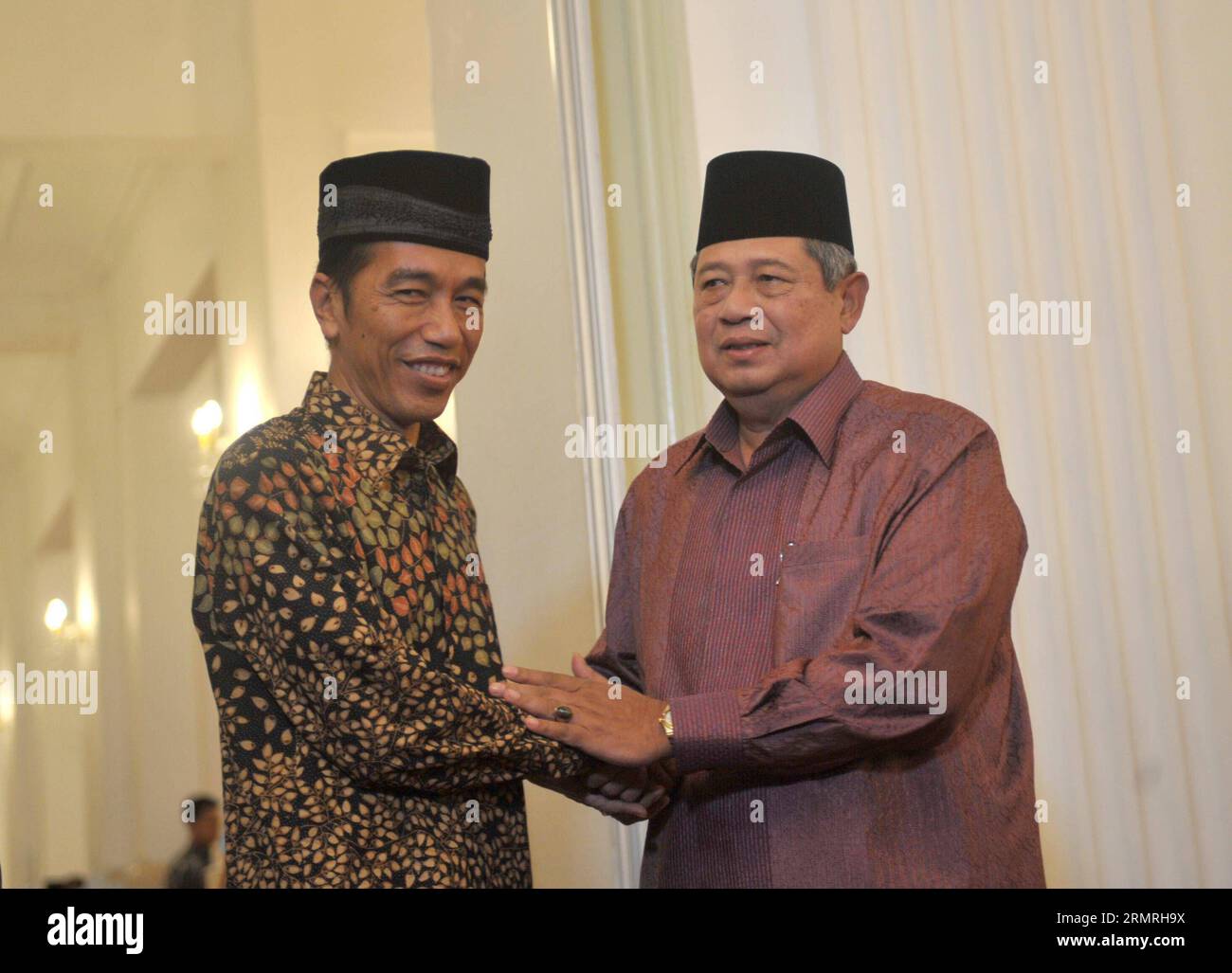 (140720) -- JAKARTA, 20. Juli 2014 (Xinhua) -- der indonesische Präsident Susilo Bambang Yudhoyono (R) gibt dem Präsidentschaftskandidaten der indonesischen Demokratischen Partei des Kampfes (PDIP) Joko Widodo im indonesischen Präsidentenpalast vor iftar während des Ramadan in Jakarta, Indonesien, 20. Juli 2014, die Hand. Der indonesische Präsident Susilo Bambang Yudhoyono lud am Sonntag vor der Bekanntgabe der Wahlergebnisse am 22. Juli zwei Präsidentenpaare zu einem gemeinsamen iftar ein. (Xinhua/Agung Kuncahya B.) (zhf) INDONESIEN-JAKARTA-PRÄSIDENTSCHAFTSKANDIDATEN-IFTAR PUBLICATIONxNOTxINxCH Stockfoto