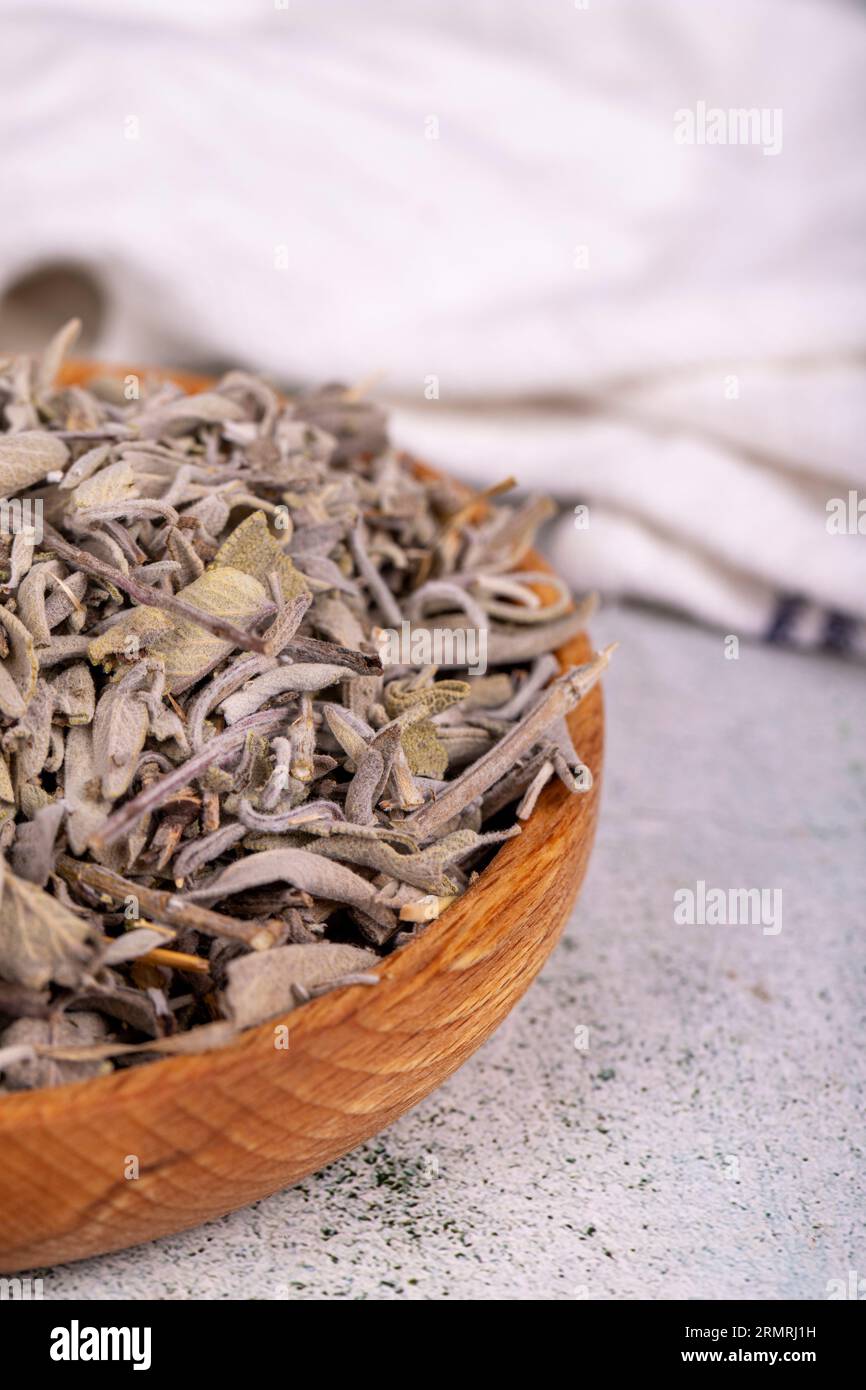 Trockene Salbeiblätter. Getrocknete salvia- oder Salbeiblätter in Holzschale. Kräutermedizin Stockfoto