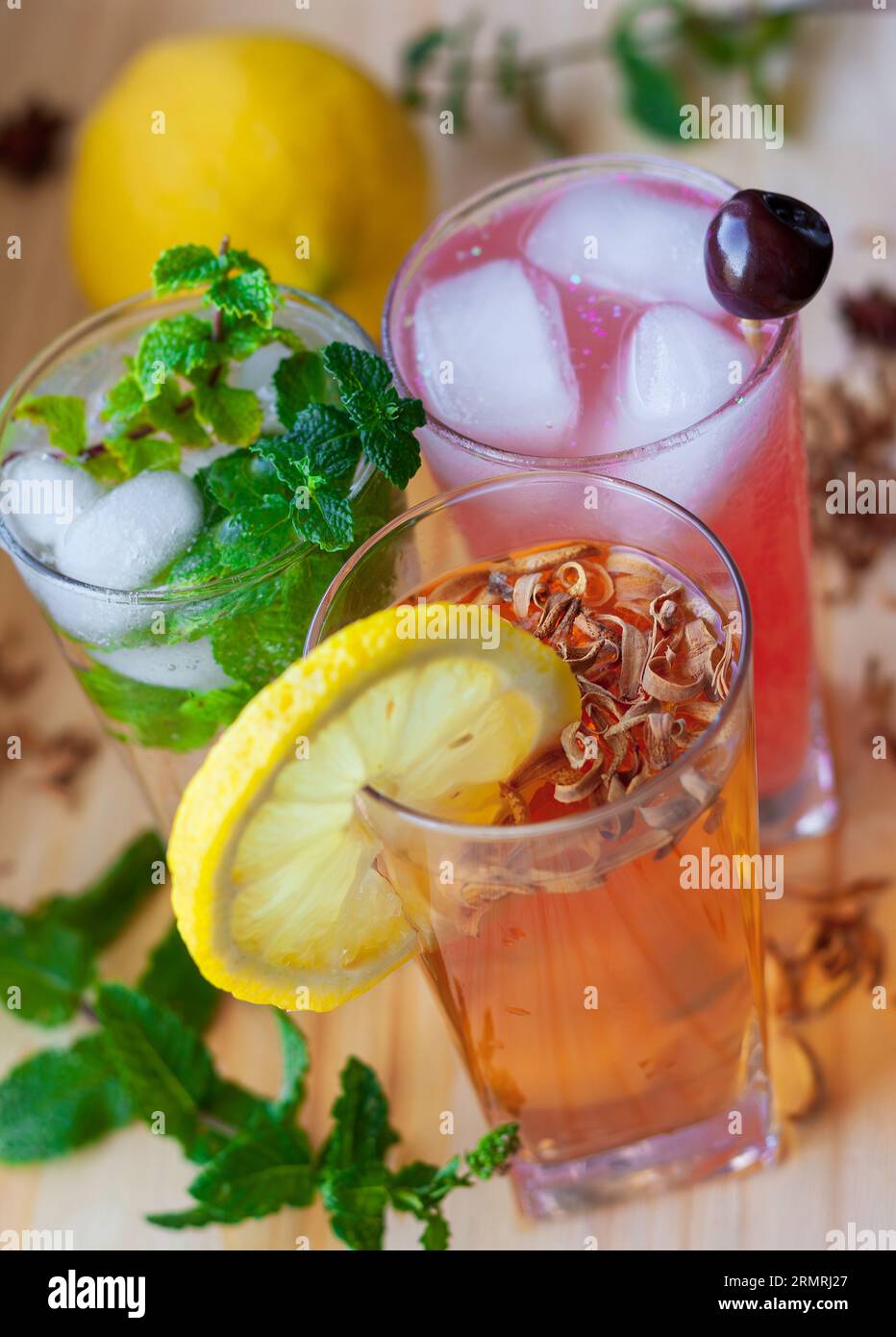 Fruchtige Cocktails mit Garnish Stockfoto