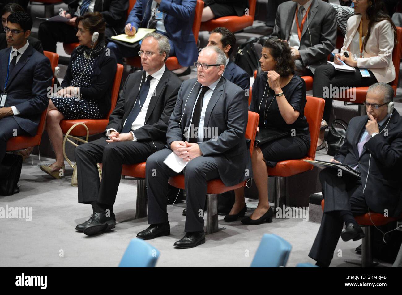 (140721) -- NEW YORK, 21. Juli 2014 (Xinhua) -- der niederländische Außenminister Frans Timmermans (C) blickt auf die Abstimmung des UN-Sicherheitsrates über einen Resolutionsentwurf zum MH17-Absturz der Malaysian Airlines am 21. Juli 2014 im UN-Hauptquartier in New York. Der Sicherheitsrat der Vereinten Nationen hat am Montag eine Resolution verabschiedet, in der ein sicherer und uneingeschränkter Zugang zur MH17-Absturzstelle gefordert wird und in der eine uneingeschränkte Zusammenarbeit mit der internationalen Untersuchung gefordert wird. (Xinhua/Niu Xiaolei) US-NEW YORK-UN-MH17 UNTERSUCHUNG PUBLICATIONxNOTxINxCHN New York 21. Juli 2014 XINHUA niederländische Außenminister Frans Tim Stockfoto