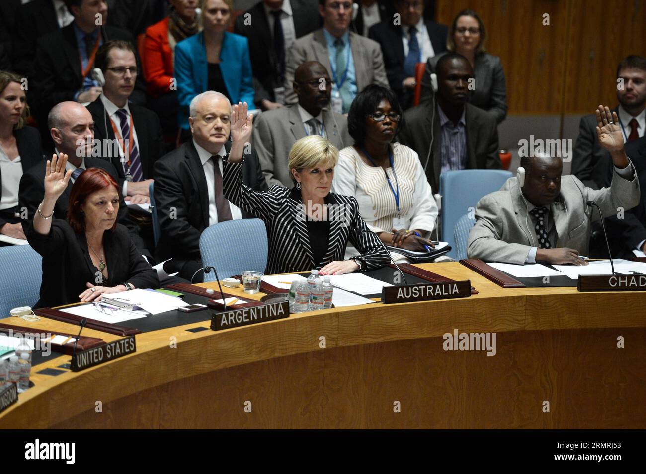 (140721) -- NEW YORK, 21. Juli 2014 (Xinhua) -- die australische Außenministerin Julie Bishop (C) stimmt für den Resolutionsentwurf des UN-Sicherheitsrates zum Absturz der Malaysian Airlines MH17 am 21. Juli 2014 im UN-Hauptquartier in New York. Der Sicherheitsrat der Vereinten Nationen hat am Montag eine Resolution verabschiedet, in der ein sicherer und uneingeschränkter Zugang zur MH17-Absturzstelle gefordert wird und in der eine uneingeschränkte Zusammenarbeit mit der internationalen Untersuchung gefordert wird. (Xinhua/Niu Xiaolei) US-NEW YORK-UN-MH17 UNTERSUCHUNG PUBLICATIONxNOTxINxCHN New York 21. Juli 2014 XINHUA australische Außenminister Julie Bischof C Vo Stockfoto