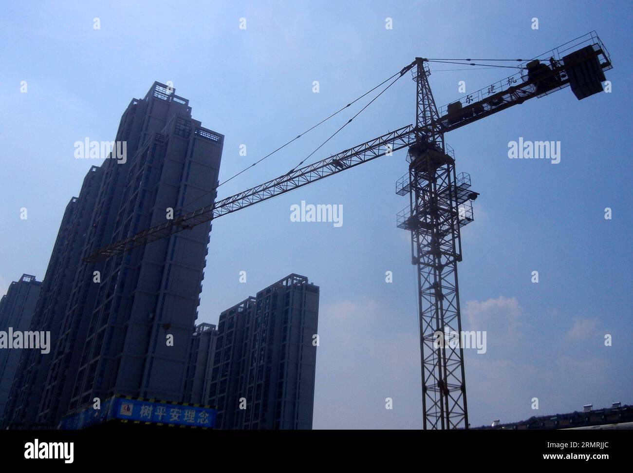 Das Foto vom 22. Juli 2014 zeigt die Wohngebäude, die in der Stadt Suzhou in der ostchinesischen Provinz Jiangsu im Bau sind. Die Wohnungsbaubehörden von Suzhou haben kürzlich ihre Kaufbeschränkung gelockert und es Käufern, egal ob sie vor Ort registriert sind oder nicht, ermöglicht, mehr Häuser von über 90 Quadratmetern zu kaufen. (Xinhua/Wang Jiankang) (ry) CHINA-JIANGSU-SUZHOU-HOME PURCHASE POLICY (CN) PUBLICATIONxNOTxINxCHN Foto vom 22. Juli 2014 zeigt die Wohngebäude, die in der ostchinesischen Provinz Suzhou S Jiangsu im Bau sind. Die Wohnbehörden von Suzhou haben ihren Home Purcha gelockert Stockfoto