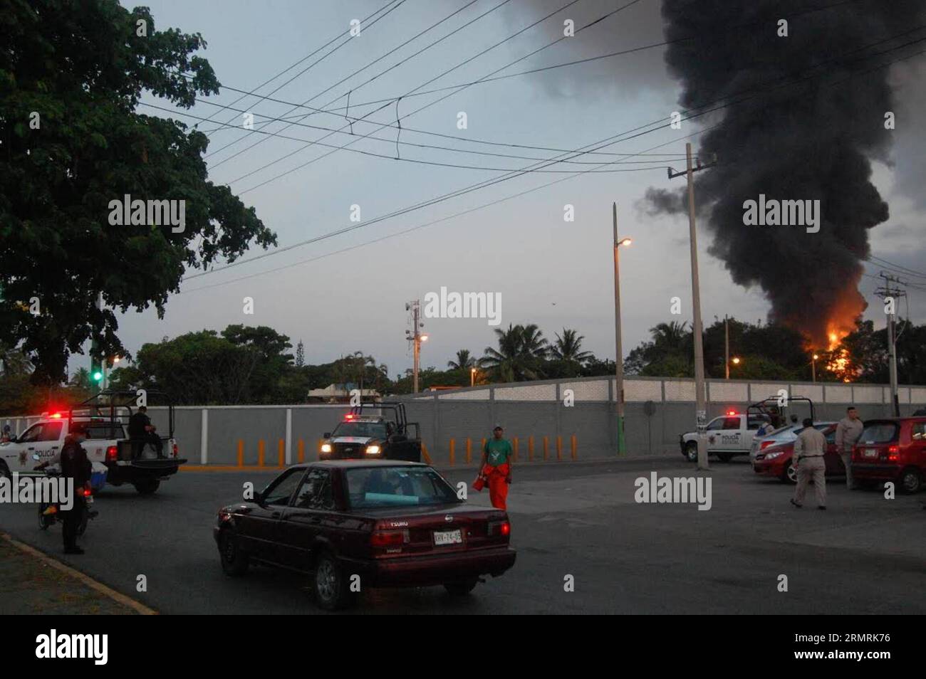 (140723) -- MADERO CITY, 23. Juli 2014 (Xinhua) -- Mitglieder des Sicherheitskorps stehen Wache vor dem Francisco I.. Madero-Raffinerie von Mexican Petroleums nach einer Explosion und einem Brand in Madero City, Tamaulipas, Mexiko, am 23. Juli 2014. Das staatliche Ölunternehmen PEMEX informierte am Mittwoch, dass mindestens neun Peple bei einer Explosion verletzt wurden und das Feuer am frühen Mittwoch in einem Treibstofftank im Francisco I. Madero-Raffinerie in Ciudad Madero, im nordmexikanischen Bundesstaat Tamaulipas. (Xinhua/Sol de Tampico) (fnc) (Ah) STELLTE QUALITÄT ZUR VERFÜGUNG MEXIKO-CIUDAD MADERO-UNFALL-RAFFINERIE Stockfoto