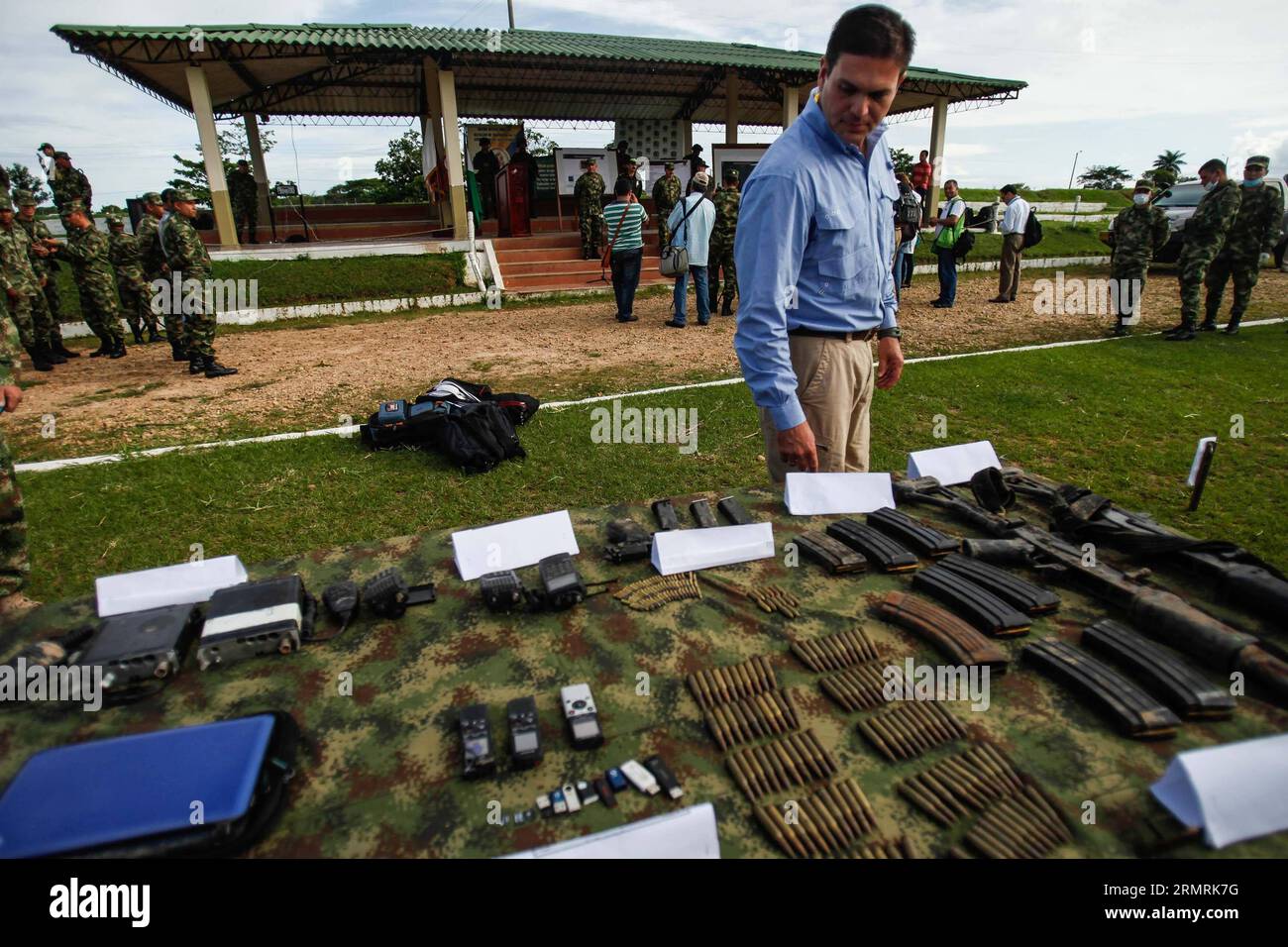(140724) -- ARAUCA, (Xinhua) -- der kolumbianische Verteidigungsminister Juan Carlos Pinzon betrachtet beschlagnahmte Waffen und Gegenstände von Mitgliedern der Nationalen Befreiungsarmee (ELN) nach einer Operation der Streitkräfte in den ländlichen Gebieten der Gemeinde Fortul, Departement Arauca, Kolumbien, am 23. Juli 2014. Das kolumbianische Verteidigungsministerium sagte am Mittwoch, dass die Streitkräfte 13 linke Rebellen getötet und acht in zwei separaten Operationen gefangen genommen haben. Verteidigungsminister Juan Carlos Pinzon sagte, die erste Operation fand zwischen den Städten Tame und Fortul im Nordwesten von Arauca statt, als eine militärische Aufgabe f Stockfoto