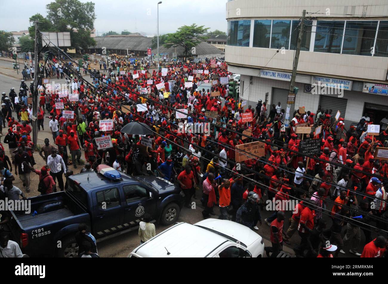 (140724) -- ACCRA, 24. Juli 2014 (Xinhua) -- Menschen demonstrieren mit Parolen in den Händen auf den Straßen von Accra, der Hauptstadt Ghanas, 24. Juli 2014. Tausende von Menschen waren am Donnerstag auf einer eintägigen Demonstration, um gegen die Verschlechterung der Wirtschaftslage im westafrikanischen Ghana zu protestieren. (Xinhua/Lin Xiaowei) GHANA-ACCRA-LABOUR-DEMONSTRATION PUBLICATIONxNOTxINxCHN Accra 24. Juli 2014 XINHUA-Prominente demonstrieren mit Parolen in der Hand AUF den Straßen von Accra, der Hauptstadt Ghanas 24. Juli 2014 Tausende von Prominenten waren AUF einer eintägigen Demonstration aus Protest gegen die Verschlechterung Stockfoto