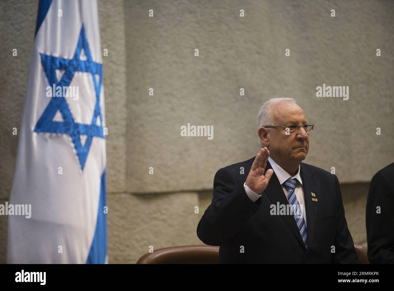 (140724) -- JERUSALEM, 2014 (Xinhua) -- Reuven Rivlin wird am 24. Juli 2014 in der Knesset (israelisches parlament) in Jerusalem als neuer Präsident vereidigt. Der israelische Gesetzgeber Reuven Rivlin wurde am Donnerstagabend als zehnter Präsident Israels vereidigt und trat in den letzten sieben Jahren in die Rolle von Shimon Peres ein. Rivlin wurde in der israelischen Knesset in einer Sondersitzung vereidigt, an der israelische Gesetzgeber, ehemalige Politiker, Botschafter, der Polizeichef und der Oberste Gerichtshof, Bürgermeister südlicher Gemeinden in der Nähe des Gazastreifens und andere bedeutende Gäste teilnahmen. (Xinhua/POOL/Ronen Zvu Stockfoto