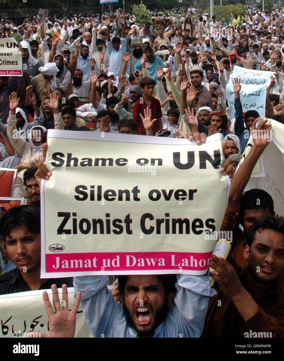 Pakistanische Demonstranten marschieren während eines Protestes gegen israelische Militärschläge im Gazastreifen im östlichen pakistanischen Lahore am 25. Juli 2014. Der pakistanische Premierminister Nawaz Sharif kündigte am Freitag einen Tag der Trauer an, um Solidarität mit den Menschen in Gaza zu zeigen. (Xinhua/Sajjad) PAKISTAN-LAHORE-GAZA-SOLIDARITÄTS-KUNDGEBUNG PUBLICATIONxNOTxINxCHN pakistanische Demonstranten marschieren während eines Protestes gegen israelische Militärschläge AUF dem Gazastreifen im Osten Pakistans S Lahore im Juli 25 2014 verkündete der pakistanische Premierminister Nawaz Sharif am Freitag einen Tag der Trauer, um Solidarität mit den Prominenten von Gaza XINHUA zu zeigen Stockfoto