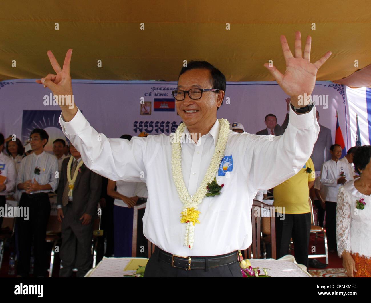 Sam Rainsy, Präsident der oppositionellen Kambodscha National Rescue Party (CNRP), zeigt in Phnom Penh am 27. Juli 2014. Die CNRP hielt am Sonntag ihren ersten nationalen Kongress ab, an dem etwa 5.000 Parteimitglieder und Aktivisten teilnahmen. (Xinhua/Sovannara) KAMBODSCHA-PHNOM PENH-OPPOSITION PUBLICATIONxNOTxINxCHN Sat Rainsy Präsident der Opposition KAMBODSCHA National Rescue Party Gesten in Phnom Penh Juli 27 2014 der Held sein erster Nationalkongress AM Sonntag mit der Teilnahme von etwa 5 000 Parteimitgliedern und Aktivisten XINHUA Cambodia Phnom Penh Opposition PUNOBLICTxCHIONxCHN Stockfoto