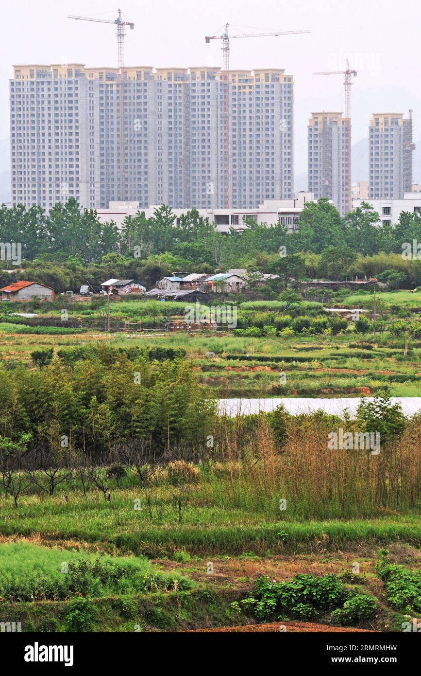 Das Foto vom 17. Juli 2014 zeigt Wohngebäude, die in Jinhua in der ostchinesischen Provinz Zhejiang im Bau sind. Die Gesamtinvestition in Immobilien in Zhejiang stieg in den ersten sechs Monaten dieses Jahres um 19,1 Prozent gegenüber dem Vorjahr, laut den neuesten Statistiken. Unterdessen gingen die Verkaufsfläche und das Volumen der Gewerbewohnungen der Provinz im Jahresvergleich um 22,6 Prozent bzw. 27,5 Prozent zurück. (Xinhua/Tan Jin) (ry) CHINA-ZHEJIANG-IMMOBILIEN-STATISTIK (CN) PUBLICATIONxNOTxINxCHN Foto vom 17. Juli 2014 zeigt Wohngebäude, die in Jinhua im Bau sind Stockfoto