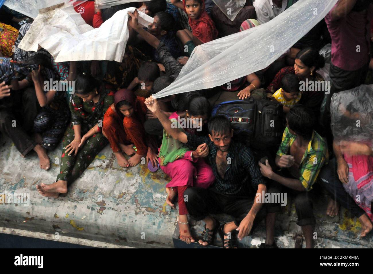 Die Menschen reisen in einem Zug, der zum kommenden Festival Eid al-Fitr in Dhaka, Bangladesch, am 27. Juli 2014 in ihre Heimatstadt abfährt. Lokale Muslime bereiten sich darauf vor, das Eid al-Fitr-Festival zu feiern, das das Ende des Fastenmonats Ramadan markiert. (Xinhua/Scharivoller Islam) BANGLADESCH-DHAKA-EID AL-FITR PUBLICATIONxNOTxINxCHN Prominente reisen MIT dem Zug auf dem Weg zum kommenden Festival Oath Al Fitr in Dhaka Bangladesch Juli 27 2014 lokale Muslime bereiten sich darauf vor, das Oath Al Fitr Festival zu feiern, das das das Ende des Fastenmonats von Ramadan XINHUA Shariful Islam Bangladesch Dhaka Oath markiert Al Stockfoto