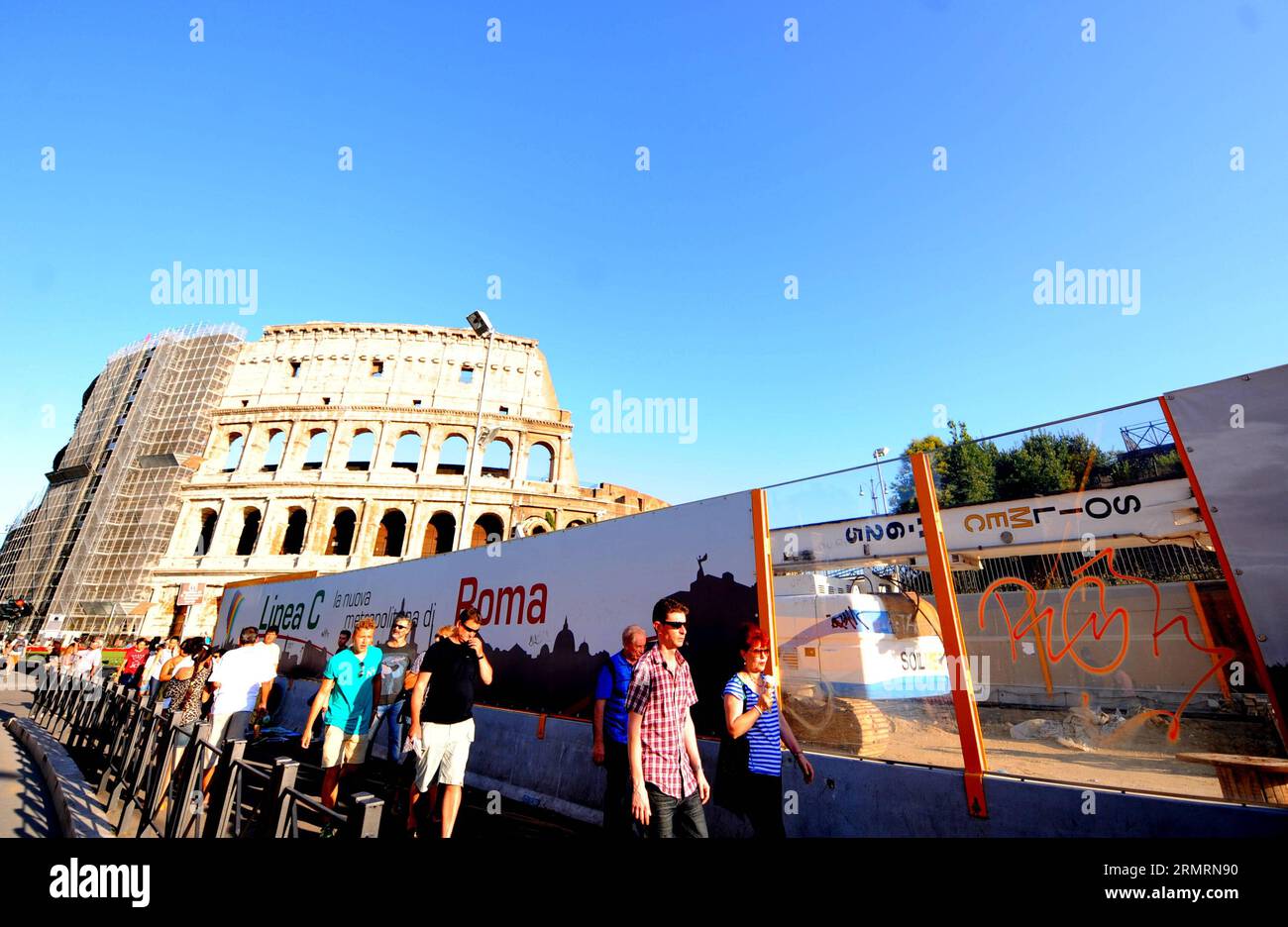 (140728) -- ROM, 28. Juli 2014 (Xinhua) -- Touristen passieren die U-Bahn-Station coliseum von Rom, Linie C, die am 28. Juli 2014 in Rom, Italien, gebaut wird. Der italienische Index des Vertrauens der Unternehmen erreichte am Juli 90,9 Punkte und erreichte seinen höchsten Stand seit August 2011, so die italienische Statistikagentur Istat am Montag. Marktdienstleistungen, Baugewerbe und Einzelhandel gehören zu den optimistischsten Sektoren. (Xinhua/Xu Nizhi) ITALIEN-ROM-BUSINESS-CONFIDENCE-INDEX PUBLICATIONxNOTxINxCHN Rom Juli 28 2014 XINHUA Touristenkarte der U-Bahn-Linie C Wh des Kolosseums von Rom Stockfoto