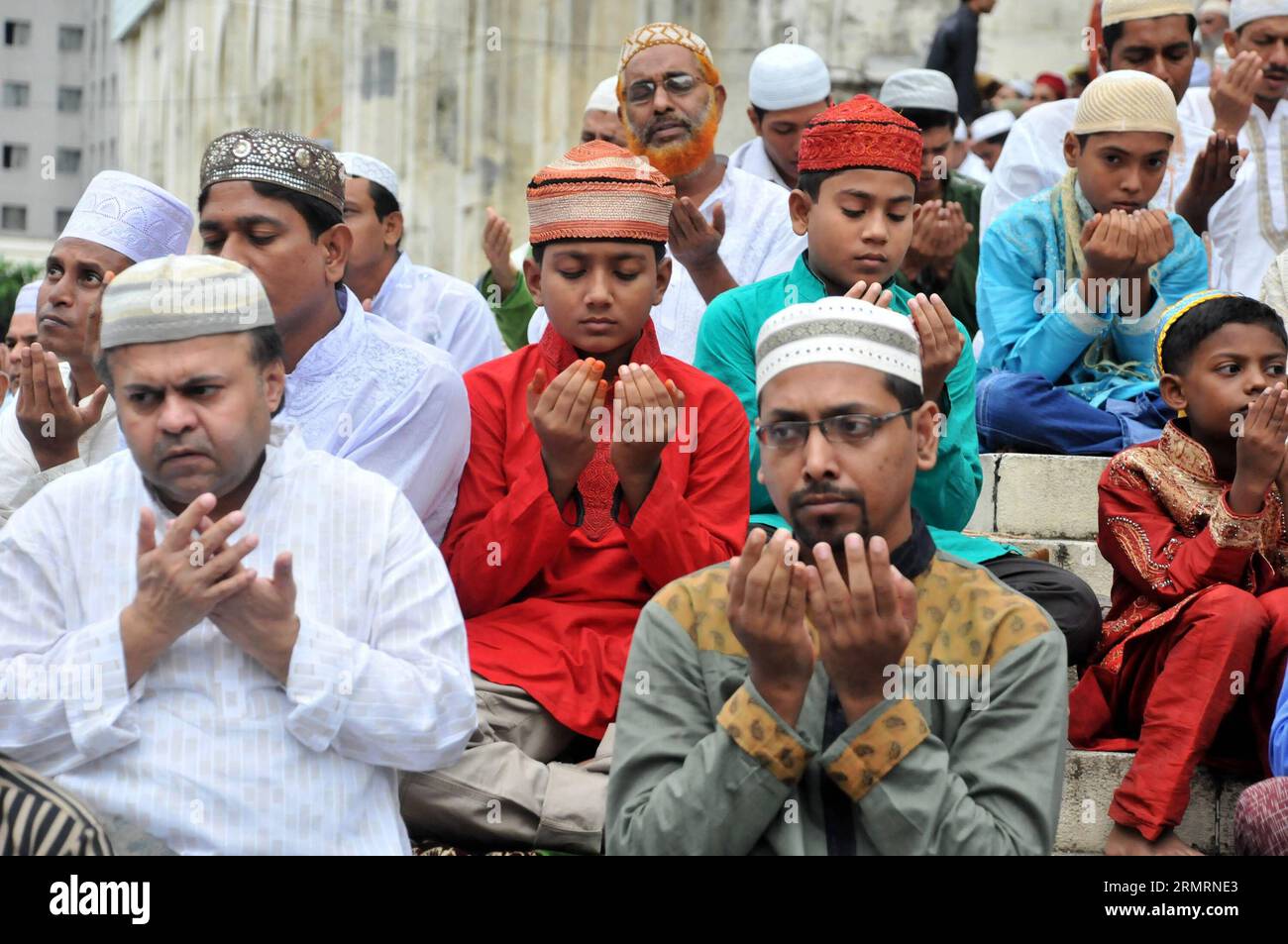 (140729) -- DHAKA, 29. Juli 2014 (Xinhua) -- Muslime aus Bangladesch beten in der Nationalmoschee während des Eid al-Fitr-Festivals in Dhaka, Bangladesch, am 29. Juli 2014. Die Muslime in Bangladesch feiern das Eid al-Fitr-Festival, das das Ende des islamischen heiligen Monats Ramadan markiert. (Xinhua/Shariful Islam) BANGLADESHI-DHAKA-EID AL-FITR PUBLICATIONxNOTxINxCHN DHAKA Juli 29 2014 XINHUA Bangladeshi Muslime beten in der Nationalmoschee während des Oath Al Fitr Festivals in Dhaka Bangladesch AM 29 2014. Juli feiern Bangladeshi Muslime das Oath Al Fitr Festival, das das das das Ende des Festivals markiert Stockfoto