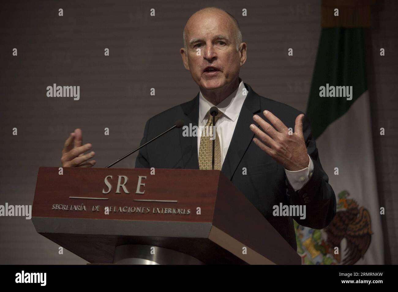 (140729) -- MEXIKO-STADT, 28. Juli 2014 (Xinhua) -- der Gouverneur von Kalifornien, Jerry Brown, nimmt am 28. Juli 2014 an einer gemeinsamen Pressekonferenz mit dem mexikanischen Außenminister Jose Antonio Meade im Gedächtnis- und Toleranzmuseum in Mexiko-Stadt, der Hauptstadt Mexikos, Teil. B (Xinhua/Alejandro Ayala) MEXIKO-MEXIKO-STADT-US-POLITIK-BESUCH PUBLICATIONxNOTxINxCHN Mexiko-STADT Juli 28 2014 XINHUA US-Gouverneur Jerry Brown nimmt an einer gemeinsamen Pressekonferenz mit dem MEXIKANISCHEN Außenminister Jose Antonio Meade IM Gedächtnis- und Toleranzmuseum in Mexiko-Stadt-Hauptstadt M Teil Stockfoto