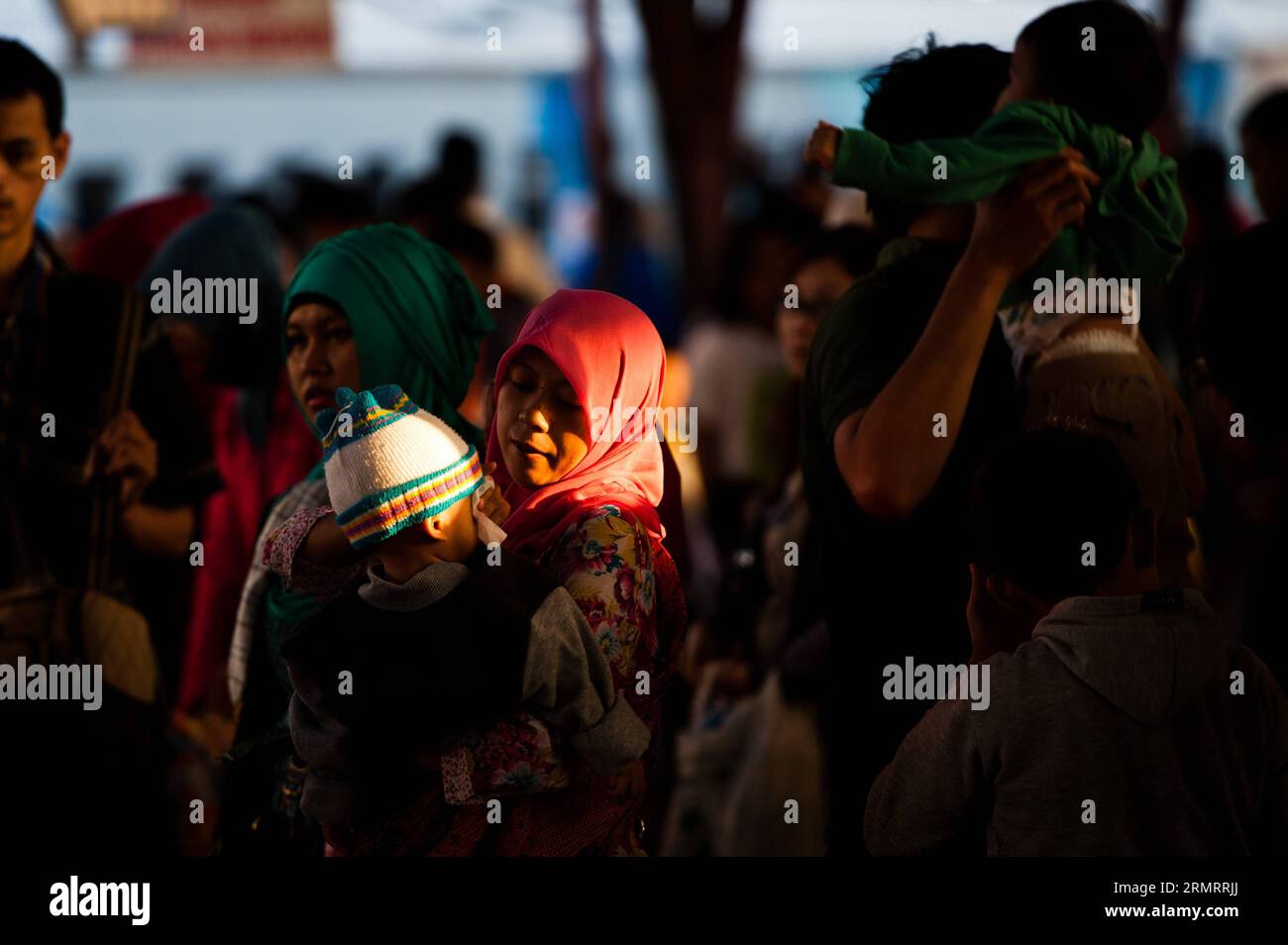 Eine Frau mit einem Kind steht am Bahnhof Senen in Jakarta, Indonesien, 2. August 2014. Nach der Eid al-Fitr-Feier in den Heimatorten kehren Tausende von Menschen zur Arbeit nach Jakarta zurück. )(zhf) INDONESIA-JAKARTA-TRANSPORT-EID AL-FITR VerixSanovri PUBLICATIONxNOTxINxCHN eine Frau mit einem Kind steht AUF DER Senen Station in Jakarta Indonesien 2. August 2014 nach dem Eid Al Fitr Celebration in Tausenden von Prominenten kehren nach Jakarta für Arbeit zurück Indonesien Jakarta Transportation Oath Al Fitr PUNOBLATINxCHN Stockfoto