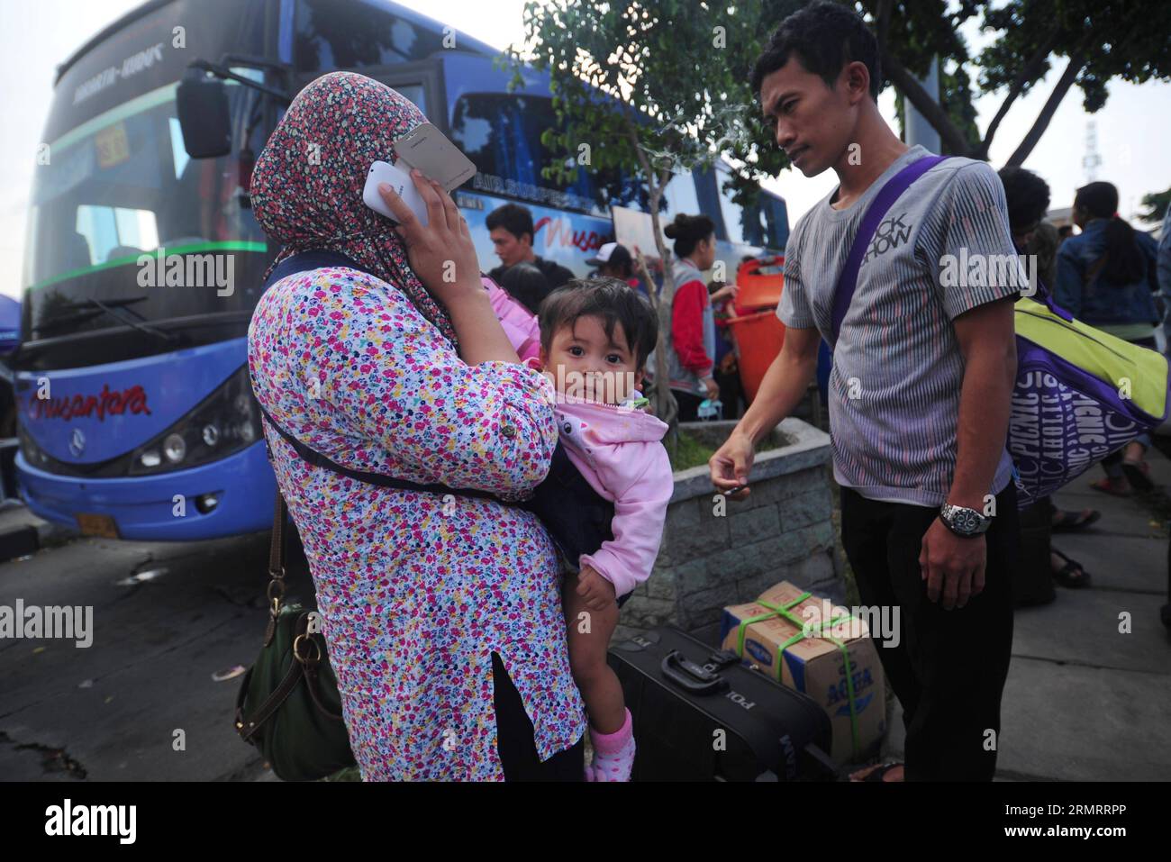 Die Menschen kehren nach dem muslimischen Festival von Eid al-Fitr an einem Busbahnhof in Jakarta, Indonesien, 2. August 2014, aus der Heimatstadt zurück. Nach der Eid al-Fitr-Feier in den Heimatorten kehren Tausende von Menschen zur Arbeit nach Jakarta zurück. ) (Djj) INDONESIEN-JAKARTA-Eid AL-FITR Zulkarnain PUBLICATIONxNOTxINxCHN Prominente kehren nach dem muslimischen Eid-Al-Fitr-Festival AN einer Bushaltestelle in Jakarta Indonesien 2. August 2014 nach dem Eid-Al-Fitr-fest in Tausenden von Prominenten zur Arbeit nach Jakarta zurück Indonesien Jakarta NOoICATIRPUxBLN Stockfoto