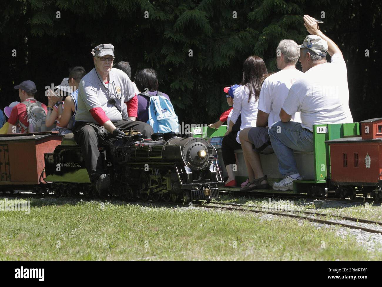 Am 2. August 2014 fahren die Leute mit Miniaturzügen in der Burnaby Central Railway in Burnaby, Kanada. Anlässlich des 85-jährigen Bestehens der British Columbia Society of Model Engineers lokale Miniaturzug-Enthusiasten veranstalteten eine Open-House-Veranstaltung für die Öffentlichkeit und luden Zugenthusiasten aus der ganzen Welt ein, teilzunehmen.) (zhf) KANADA-BURNABY-MINI-ZUG LiangxSen PUBLICATIONxNOTxINxCHN Prominente nehmen Fahrten MIT Miniatur-Zügen IN DER Burnaby Central Railway in Burnaby Canada AM 2. August 2014, um die British Columbia Society of Model zu feiern Ingenieure 85. Jahrestag Lokale Miniatur-Zug-Enthusiasten Er Stockfoto