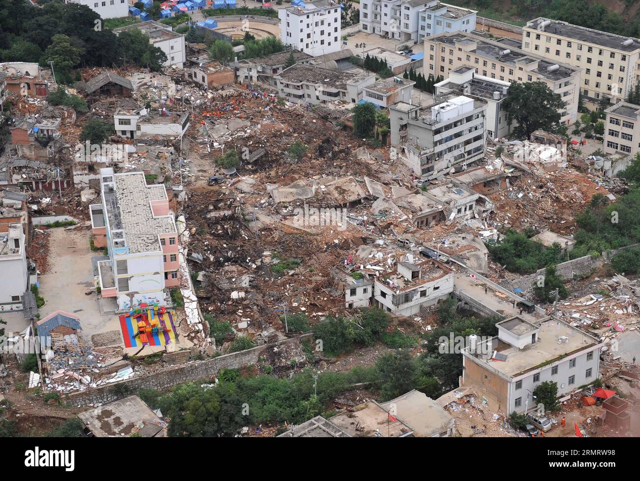 Dieses Luftbild vom 4. August 2014 zeigt Gebäude, die durch ein Erdbeben der Stärke 6,5 im Epizentrum des Beben in der Stadt Longtoushan unter dem Ludian County von Zhaotong, Provinz Yunnan im Südwesten Chinas, umgestürzt wurden. Das Beben schlug um 16:30 Uhr Sonntag (Pekinger Zeit) mit einer Tiefe von 12 km ein Am Montag um 14 Uhr hat das Beben 398 Menschen getötet und 1.801 verletzt, während mehr als eine Million andere in Zhaotong und Qujing betroffen waren. ) (lmm) CHINA-YUNNAN-LUDIAN-EARTHQUAKE-EPIZENTRUM (CN) XuexYubin PUBLICATIONxNOTxINxCHN dieses Luftbild VOM 4. August 2014 zeigt Gebäude, die von einer 6 5 magnit umgestürzt wurden Stockfoto