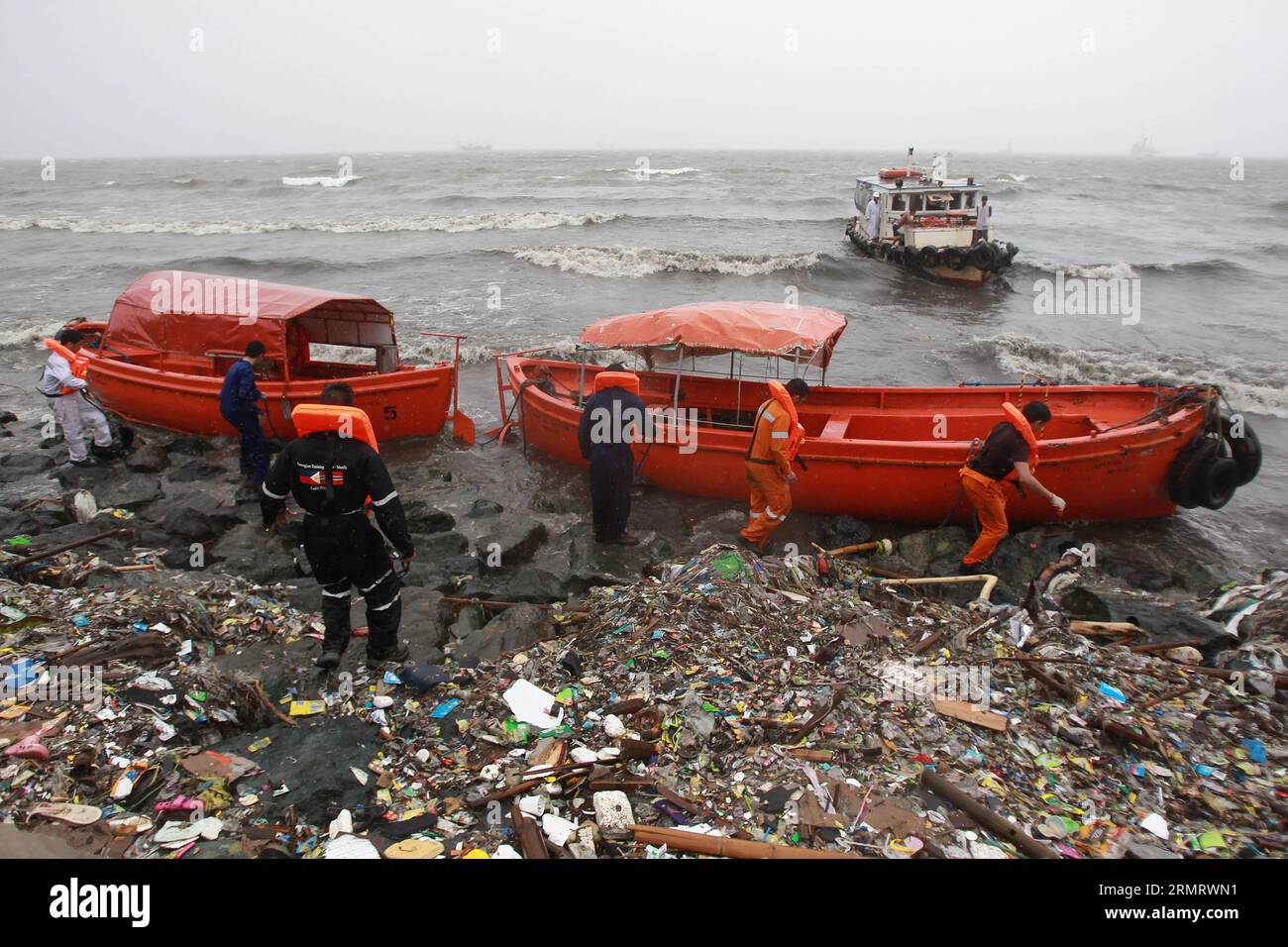 (140805) -- MANILA, 5. August 2014 -- Menschen sichern ihre Boote, die von den Monsunregen des Taifuns Halong in Manila, Philippinen, 5. August 2014 an Land gespült wurden. Starke Regenfälle durch den Monsun und den Taifun Halong verursachten Überschwemmungen in einigen Teilen der Philippinen. PHILIPPINEN-MANILA-TAIFUN HALONG RouellexUmali PUBLICATIONxNOTxINxCHN Manila 5. August 2014 Prominente sichern ihre Boote, die von den Monsun Rains von den Taifun Halong in Manila an Land gewaschen WURDEN die Philippinen 5. August 2014 schwere Regenfälle, die von den Monsun und Taifun Halong GEBRACHT WURDEN, VERURSACHTEN Überschwemmungen in einigen Teilen der Philippinen Manila Typ Stockfoto