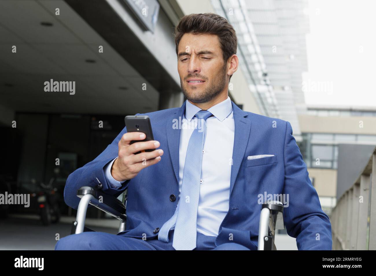 Behindertenarbeit im Rollstuhl Texten Stockfoto