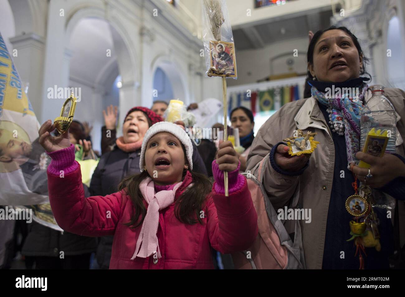 (140807) -- BUENOS AIRES, 7. August 2014 -- Menschen beten in der Pfarrei San Cayetano, während der Feierlichkeiten zum San Cayetano Day, in dem Heiligtum im Viertel Liniers in der argentinischen Hauptstadt Buenos Aires, am 7. August 2014. Das fest von San Cayetano, am 8. Oktober 1629 von Papst Urbano VIII. Selig gesprochen und am 12. April 1671 von Papst Clemens X. heilig gesprochen, wird jedes Jahr am 7. August von katholiken gefeiert. ) ARGENTINIEN-BUENOS AIRES-SOCIETY-CELEBRATION MARTINxZABALA PUBLICATIONxNOTxINxCHN Buenos Aires 7. August 2014 Prominente beten in der PFARREI San Cayetano während der Feierlichkeiten von S Stockfoto