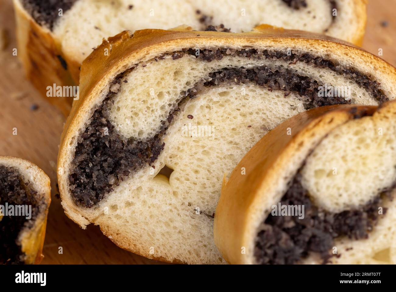 Frisches Brötchen mit Mohnsamen auf dem Tisch, süßes Mehl als Dessert ...
