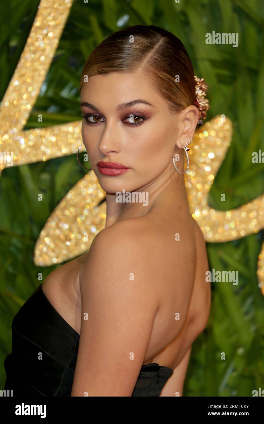 London, Großbritannien. Dezember 2017. Hailey Baldwin nimmt an den Fashion Awards 2017 in der Royal Albert Hall in London Teil. (Foto: Fred Duval/SOPA Images/SIPA USA) Credit: SIPA USA/Alamy Live News Stockfoto