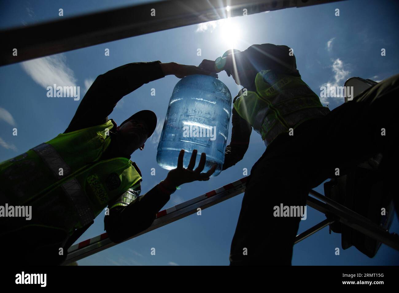 (140808) -- GUAJIRA, 8. Aug. 2014 -- Mitglieder der kolumbianischen Polizei erhalten am 8. Aug. Eine Ladung Wasser auf dem internationalen Flughafen Almirante Padilla in der Stadt Riohacha, Departement La Guajira, Kolumbien, 2014. ein Flugzeug des Luftkommandos für Militärtransporte transportierte 20 Tonnen Wasser in die Abteilung La Guajira, um die schwere Dürre zu mildern. Jhon Paz) (da) (sp) COLOMBIA-GUAJIRA-ENVIRONMENT-DÜRRE e Jhonpaz PUBLICATIONxNOTxINxCHN Guajira 8. August 2014 Mitglieder der kolumbianischen Polizei erhalten eine Ladung Wasser AM internationalen Flughafen Almirante Padilla in der Stadt La Guajira Department Colomb Stockfoto