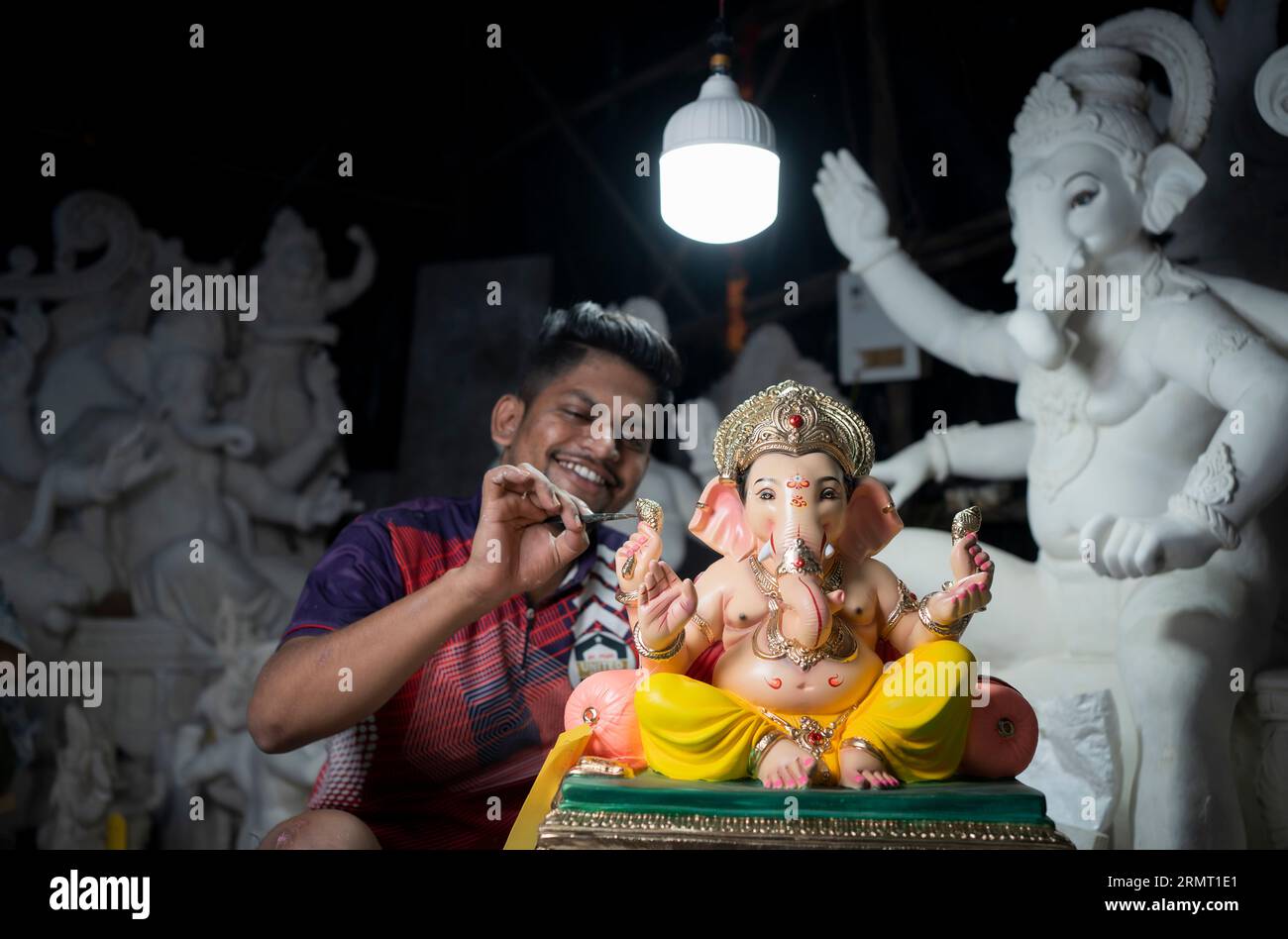 Mumbai, Indien August 29 2023 ein Künstler, der an Ganesha Idol Bunt in Ganesha arbeitet und vor dem Ganesha Chaturthi Festival in Maharashtra einen Workshop macht Stockfoto
