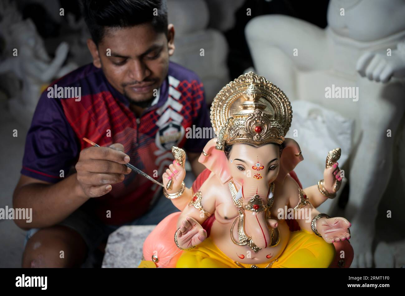 Mumbai, Indien August 29 2023 ein Künstler, der an Ganesha Idol Bunt in Ganesha arbeitet und vor dem Ganesha Chaturthi Festival in Maharashtra einen Workshop macht Stockfoto