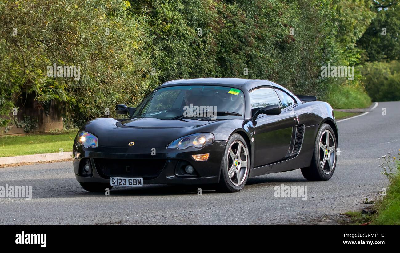 Whittlebury, Northants, UK -27. August 2023: 2006 schwarzer Lotus Europa S-Wagen, der auf einer englischen Landstraße fährt Stockfoto