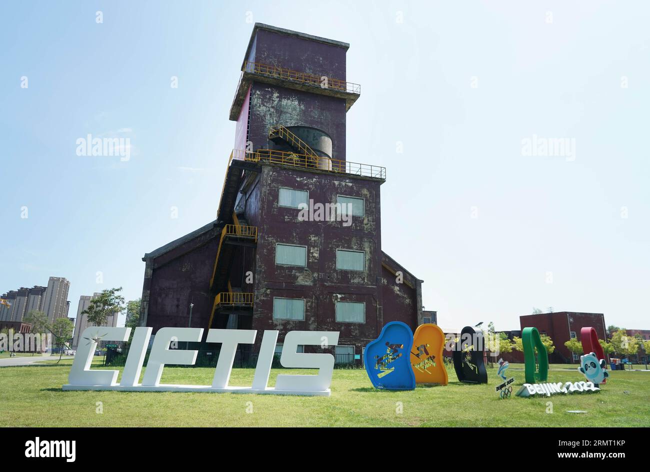 (230830) -- PEKING, 30. August 2023 (Xinhua) -- dieses Foto, das am 23. August 2023 aufgenommen wurde, zeigt einen Blick auf den Shougang Park im Bezirk Shijingshan von Peking, der Hauptstadt Chinas. Vom Ruhrgebiet in Deutschland bis zum Industriepark Shougang in Peking sind Stahlriesen der Reihe nach Zeugen des Entwicklungsprozesses der menschlichen Zivilisation. Das Ruhrgebiet in Deutschland ist ein bedeutendes Industriegebiet in Europa, das einst ein Zentrum der Kohle- und Stahlproduktion für Deutschland war. Der Industriekomplex Zollverein in Essen war vom späten 19. Bis zum frühen 20. Jahrhundert eines der größten Kohlebergwerke der Welt Stockfoto