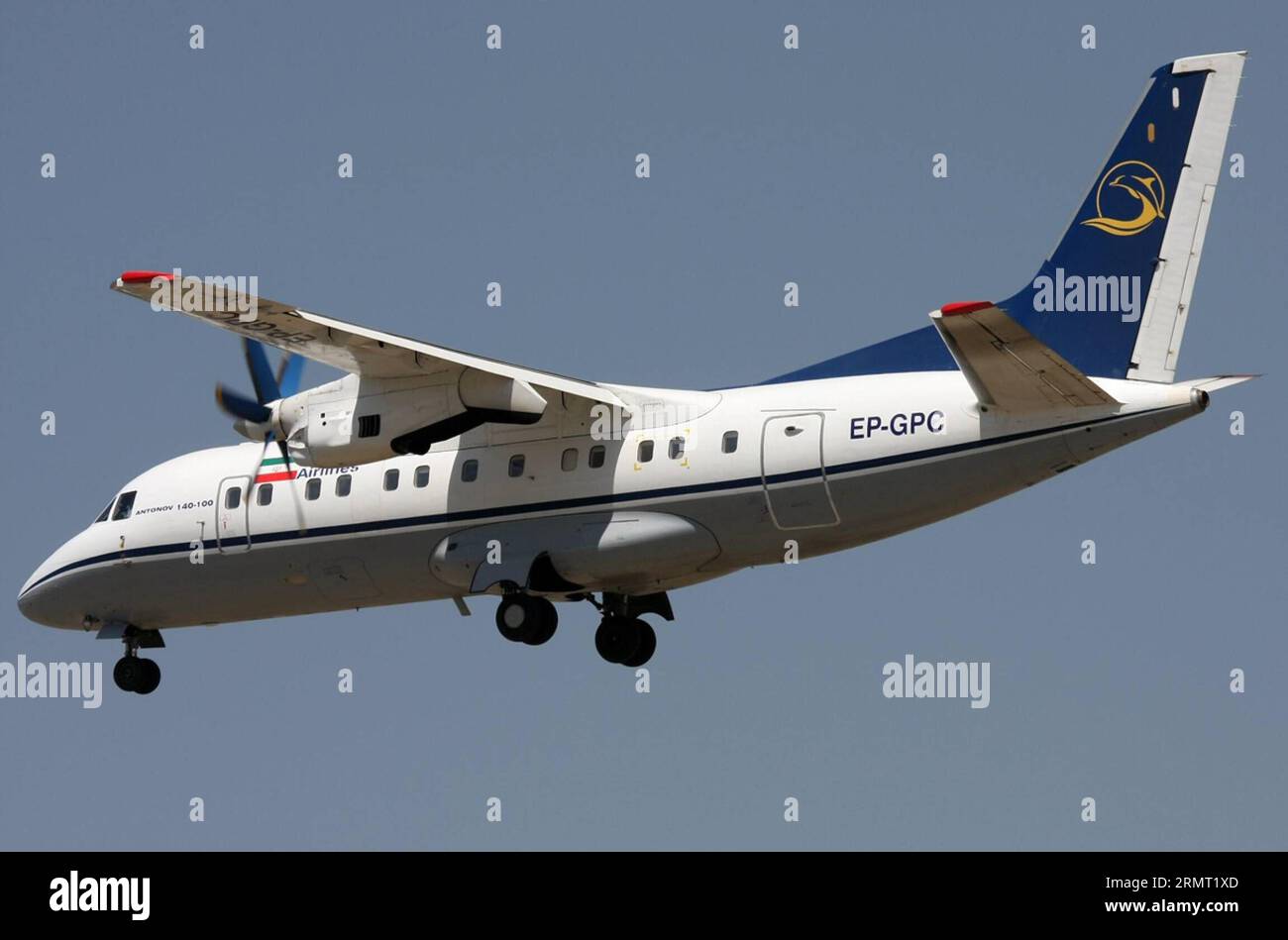 (140810) -- TEHERAN, 10. August 2014 () -- das 2012 aufgenommene Foto zeigt ein Antonov-140 Passagierflugzeug, das über den Teheraner Flughafen Mehrabad im Iran fliegt. Ein Passagierflugzeug stürzte am 10. August 2014 um 09:45 Uhr Ortszeit (0515 GMT) am Stadtrand von Teheran ab, wobei 40 Menschen starben, berichtete die offizielle IRNA-Nachrichtenagentur. Die Antonov-140 von Sepahan Airlines wurde nach Tabas City im Osten Irans gebracht. () (djj) FOCUS IRAN-TEHERAN-PASSAGIERFLUGZEUG-CRASH xinhua PUBLICATIONxNOTxINxCHN TEHERAN 10. August 2014 das 2012 aufgenommene Aktenfoto zeigt Antonov 140 Passagierflugzeug, das über TEHERAN S Mehrab fliegt Stockfoto