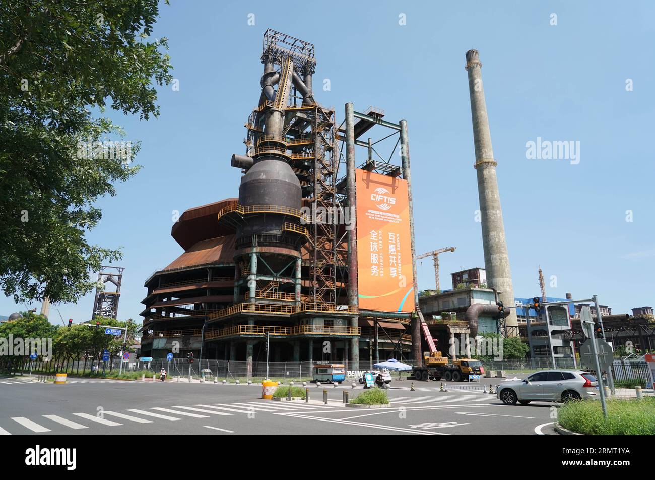 (230830) -- PEKING, 30. August 2023 (Xinhua) -- dieses Foto, das am 23. August 2023 aufgenommen wurde, zeigt einen Blick auf den Shougang Park im Bezirk Shijingshan von Peking, der Hauptstadt Chinas. Vom Ruhrgebiet in Deutschland bis zum Industriepark Shougang in Peking sind Stahlriesen der Reihe nach Zeugen des Entwicklungsprozesses der menschlichen Zivilisation. Das Ruhrgebiet in Deutschland ist ein bedeutendes Industriegebiet in Europa, das einst ein Zentrum der Kohle- und Stahlproduktion für Deutschland war. Der Industriekomplex Zollverein in Essen war vom späten 19. Bis zum frühen 20. Jahrhundert eines der größten Kohlebergwerke der Welt Stockfoto