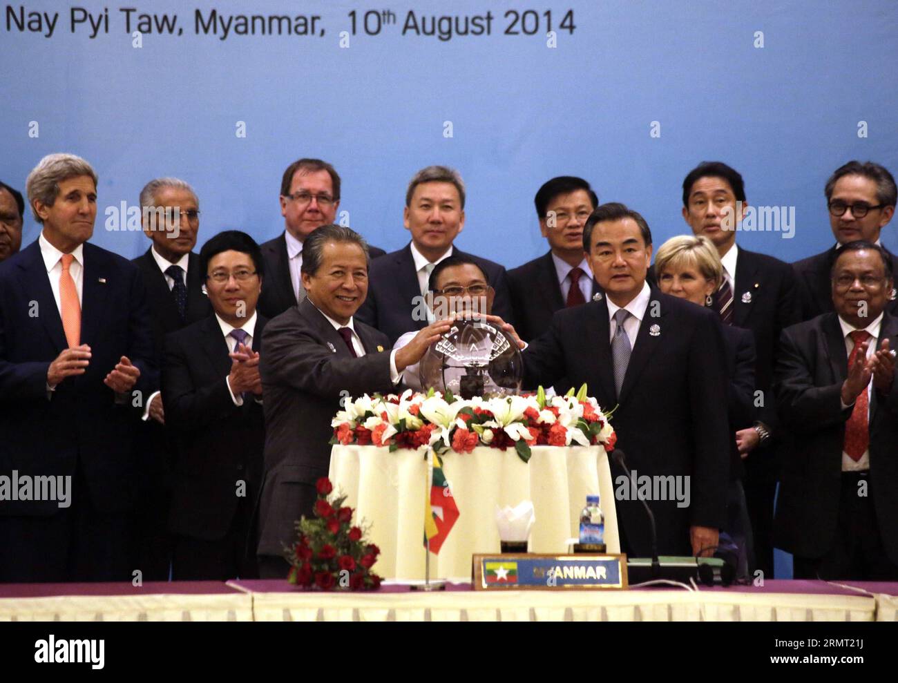 (140810) -- NAY PYI TAW, 10. August 2014 -- der chinesische Außenminister Wang Yi (Front R) und andere Delegierte nehmen an der Eröffnungszeremonie des Logos des ASEAN-Regionalforums Katastrophenhilfeübungen 2015 (ARF Direx 2015) Teil am Rande der 21. Tagung des ASEAN Regional Forum (ARF) Retreat Session im Myanmar International Convention Center (MICC) in Nay Pyi Taw, Myanmar, 10. August 2014. ) MYANMAR-NAY PYI TAW-21ST ASEAN REGIONAL FORUM RETREAT SESSION UxAung PUBLICATIONxNOTxINxCHN Nay Pyi Taw 10. August 2014 Chinesische Außenminister Wang Yi r Front und andere Delegierte nehmen an der Eröffnungszeremonie des Teil Stockfoto