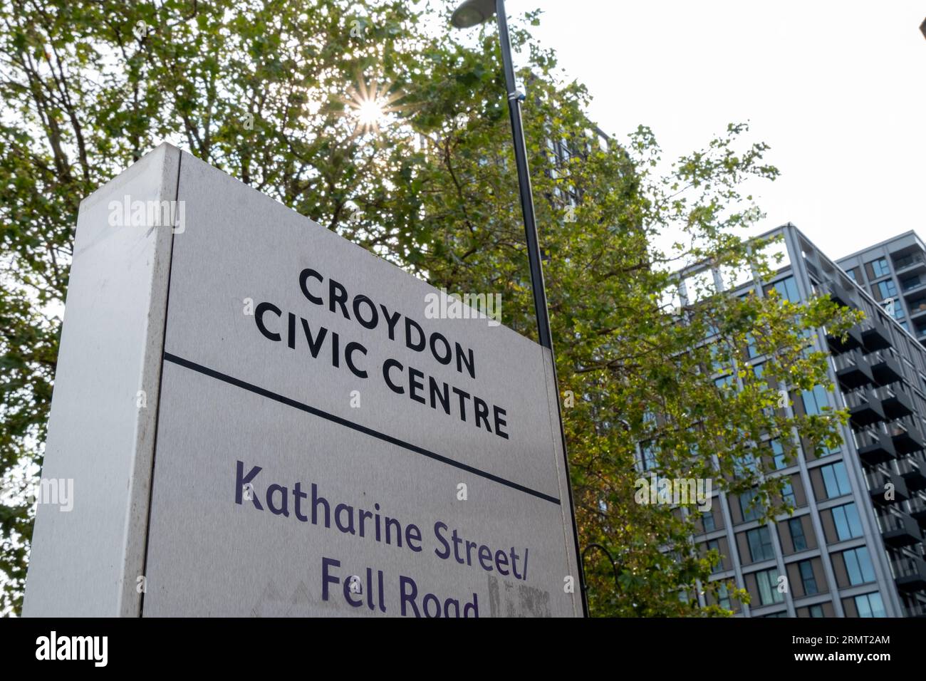 CROYDON, LONDON - 29. AUGUST 2023: Croydon Civic Centre und Town Hall - ratsgebäude an der Katharine Street Stockfoto