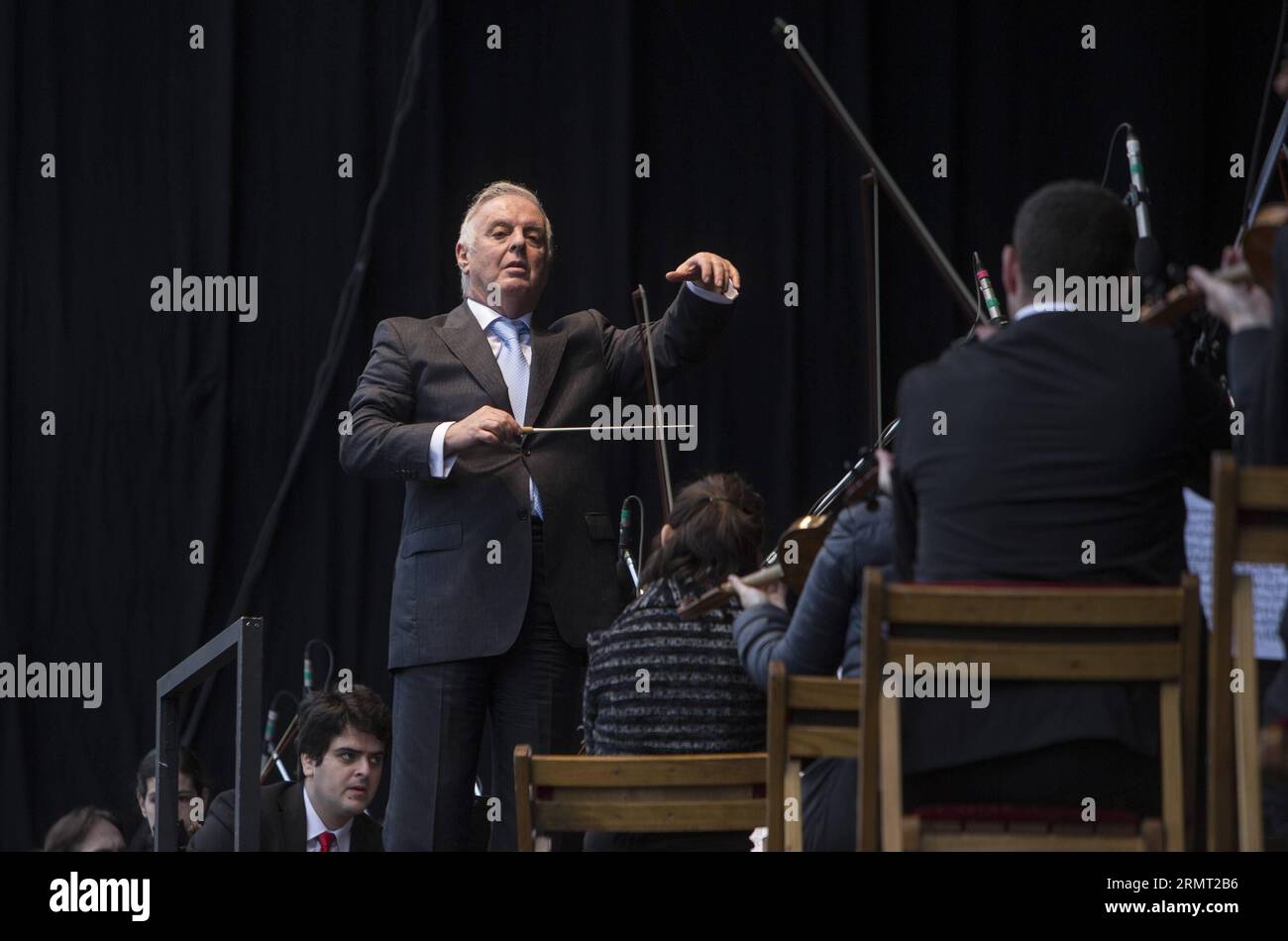 (140810) -- BUENOS AIRES, 10. August 2014 -- der argentinisch geborene israelische Klavierspieler und Orchesterdirektor Daniel Barenboim (L) leitet am 10. August 2014 ein kostenloses Konzert des West-Eastern Divan Orchestra vor der Alsina-Brücke in Buenos Aires, der Hauptstadt Argentiniens. Das West-Eastern Divan Orchestra wurde 1999 vom Musiker Daniel Barenboim gegründet, der aus Musikern aus Ländern des Nahen Ostens bestand. Martin Zabala) (da) (fnc) ARGENTINIEN-BUENOS AIRES-BARENBOIM-CONCERT e MARTINxZABALA PUBLICATIONxNOTxINxCHN Buenos Aires Aug 10 2014 argentinisch geborener israelischer Klavierspieler und Orchestr Stockfoto