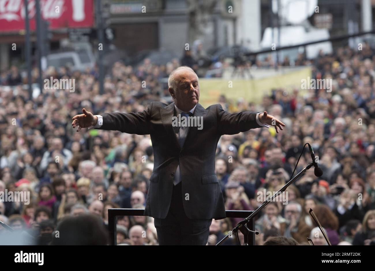 140810 -- BUENOS AIRES, 10. August 2014 -- der argentinisch geborene israelische Klavierspieler und Orchesterdirektor Daniel Barenboim leitet am 10. August 2014 ein kostenloses Konzert des West-Eastern Divan Orchestra vor der Alsina-Brücke in Buenos Aires, der Hauptstadt Argentiniens. Das West-Eastern Divan Orchestra wurde 1999 vom Musiker Daniel Barenboim gegründet, der aus Musikern aus Ländern des Nahen Ostens bestand. Martin Zabala da fnc ARGENTINA-BUENOS AIRES-BARENBOIM-CONCERT e MARTINxZABALA PUBLICATIONxNOTxINxCHN Stockfoto